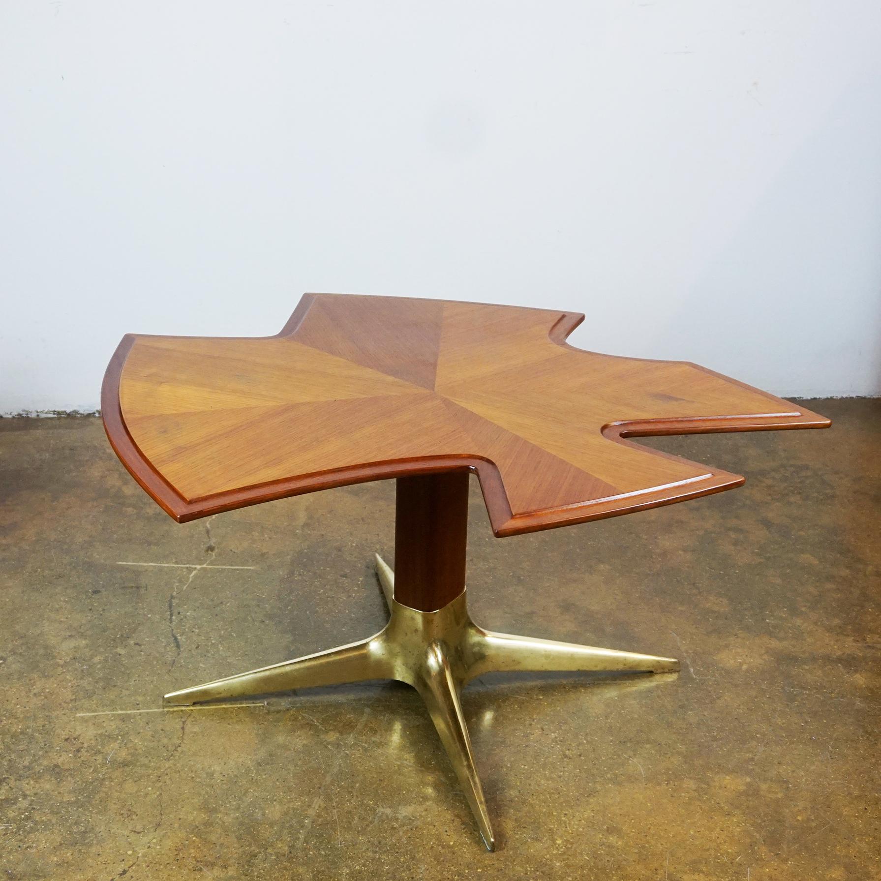 Table basse autrichienne du milieu du siècle en noyer et laiton par Oswald Haerdtl Bon état - En vente à Vienna, AT