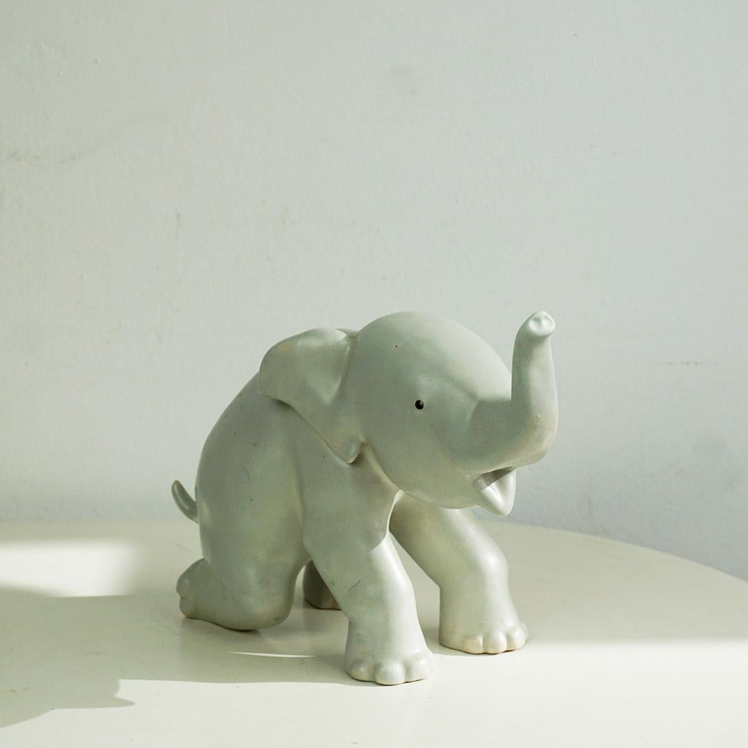 Questa stupefacente e rara scultura austriaca di metà secolo in ceramica Elefant è stata prodotta da Wienerberger Keramik Austria negli anni Cinquanta.  L'azienda Wienerberger Keramik ha eseguito le opere di molti artisti famosi dell'epoca, come