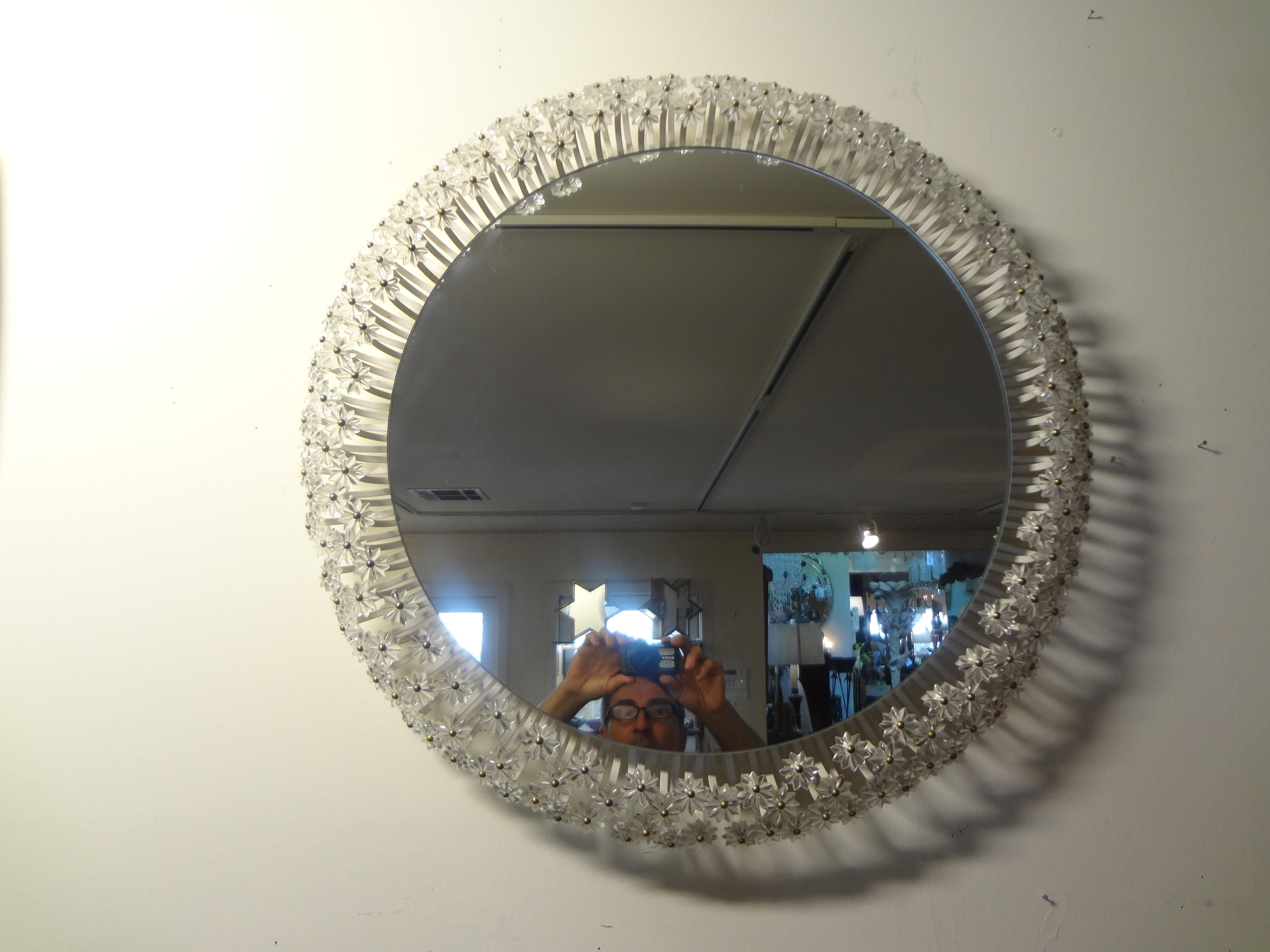 Wunderschöner runder österreichischer Spiegel von Emil Stejnar für Rupert Nikoll, ca. 1950er Jahre. Dieser ikonische Spiegel besteht aus einem Umfang von abgestuften Glasblumen mit Messingzentren und einem zentralen Spiegel. Dieser bezaubernde