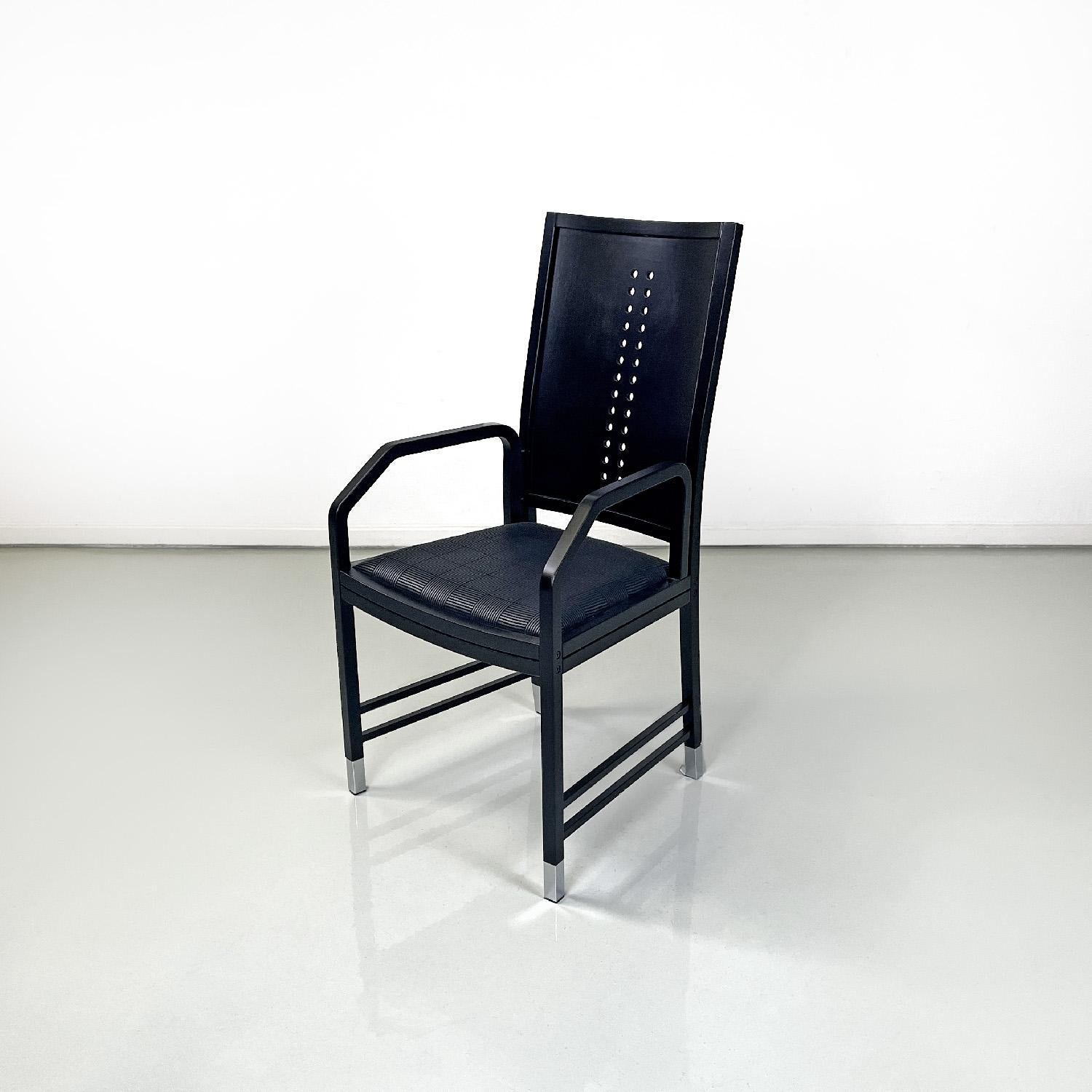 Chaises modernes autrichiennes en bois noir par Ernst W. Beranek pour Thonet, années 1990
Ensemble de cinq chaises avec accoudoirs en bois laqué noir, finition mate. L'assise est rembourrée et recouverte d'un tissu noir avec des décorations