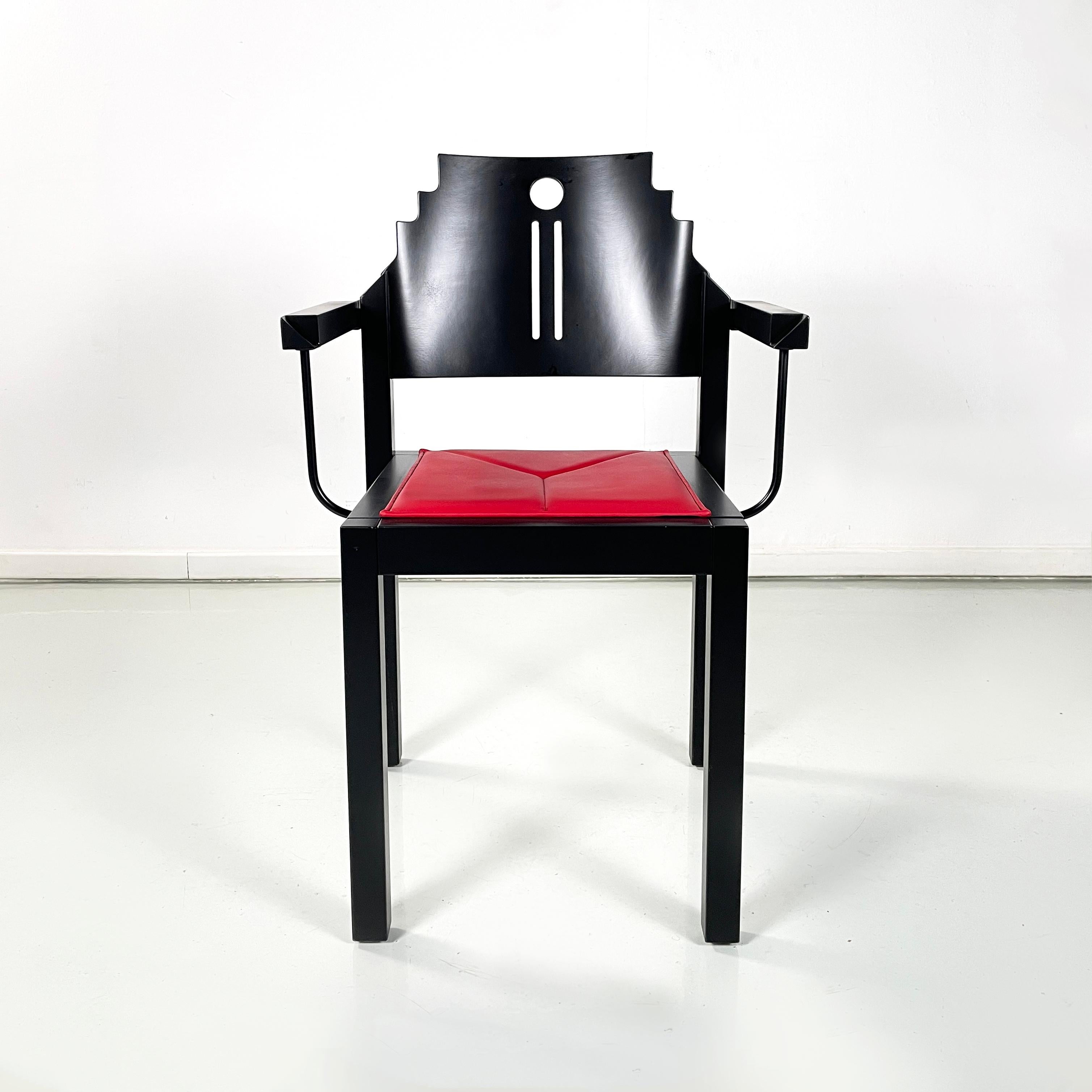 Chaise moderne autrichienne en bois noir et cuir rouge par Thonet, années 1990
Chaise avec assise carrée recouverte de cuir rouge vif et structure en bois laqué noir, finition mate. Le dossier façonné et incurvé présente des trous décoratifs ronds