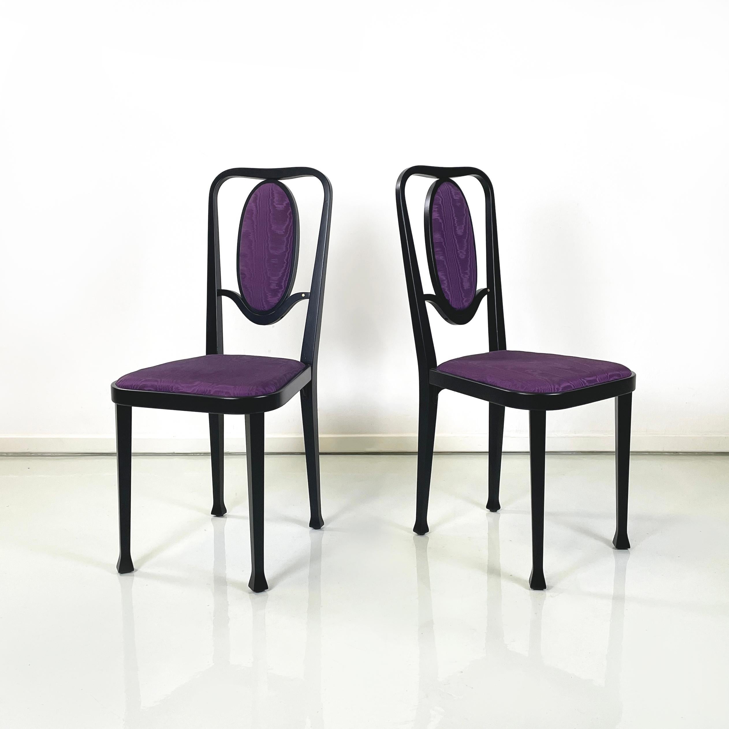Ensemble de 3 chaises mod. 414 avec assise carrée et dossier ovale, rembourré et recouvert de tissu de soie violet vif. La structure est entièrement réalisée en bois laqué noir, avec une finition mate. Le pied du fauteuil a une section carrée avec