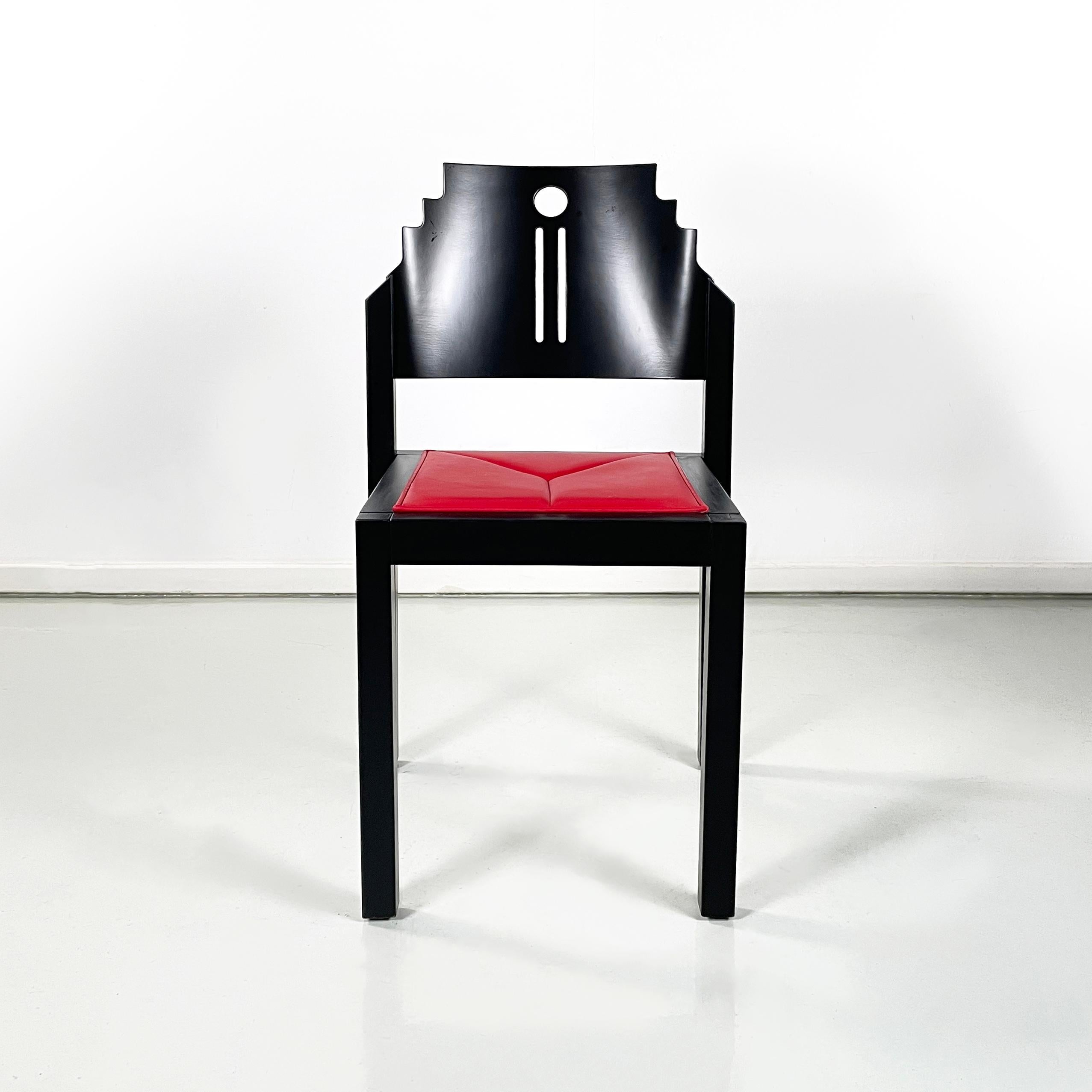 Österreichische moderne Stühle aus schwarzem Holz und rotem Leder von Thonet, 1990er Jahre
Paar Stühle mit quadratischem Sitz, bezogen mit leuchtend rotem Leder und  mit schwarz lackierter Holzstruktur, mit matter Oberfläche. Die geformte und