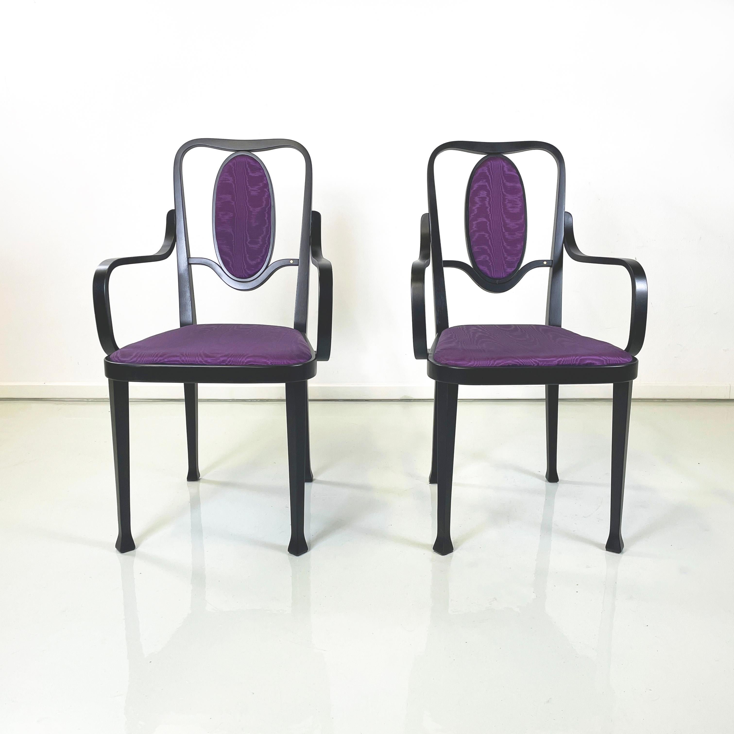 Chaises modernes autrichiennes en bois noir et tissu violet de Marcel Kammerer pour Thonet, années 1990
Paire de chaises à assise carrée et dossier ovale, rembourrées et recouvertes de tissu de soie violet vif. La structure est entièrement réalisée