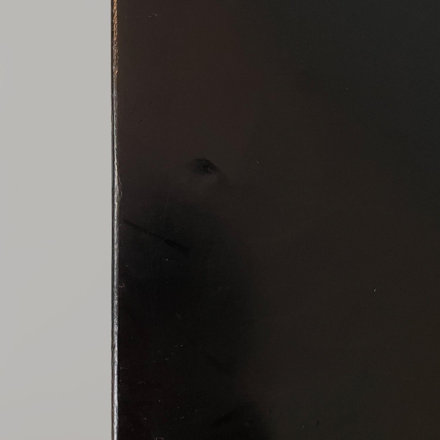 Satztische Modell Couchtische, mit Struktur aus massivem Eschenholz schwarz gebeizt und Platte aus schwarzem Eschenfurnier, stapelbar, in der Tat passen sie perfekt ineinander. Die Platte der Tische ist fast quadratisch und das Bein hat einen