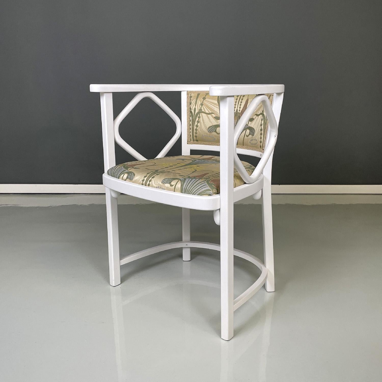 Austrian modern white wood fabric tub chairs Joseph Hoffmann for Thonet, 1970s
Set of four tub chairs. The structure is in white painted wood, has a rhomboid decoration on the sides of the seat. The seat and back are padded and covered in a William