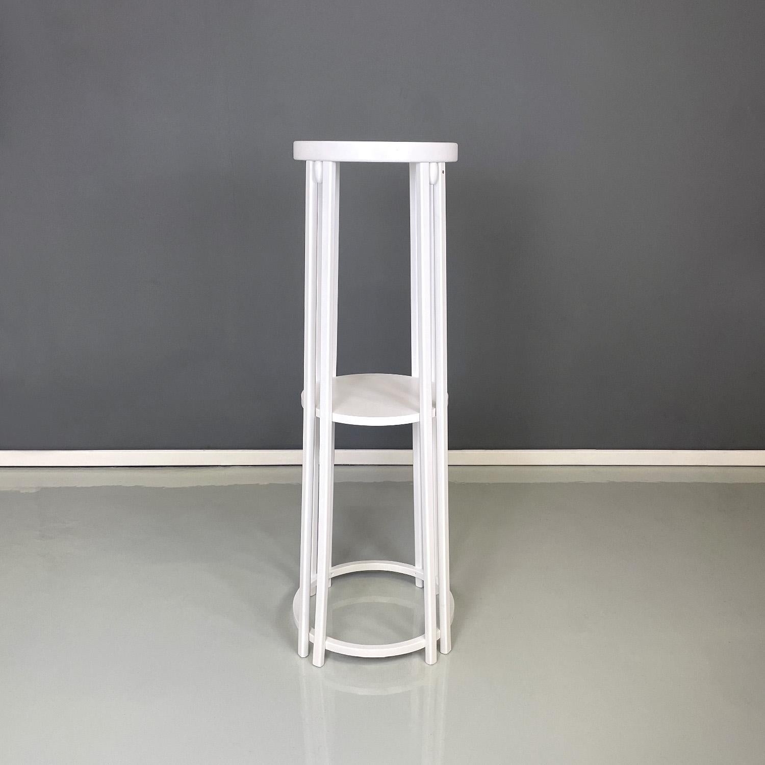 Austrian modern white wooden pedestal with two tops by Thonet, 1990s
Pedestal or display stand with round base. The structure is entirely made of white lacquered wood with a matt finish, it has a top at the top and a second top in the central part.