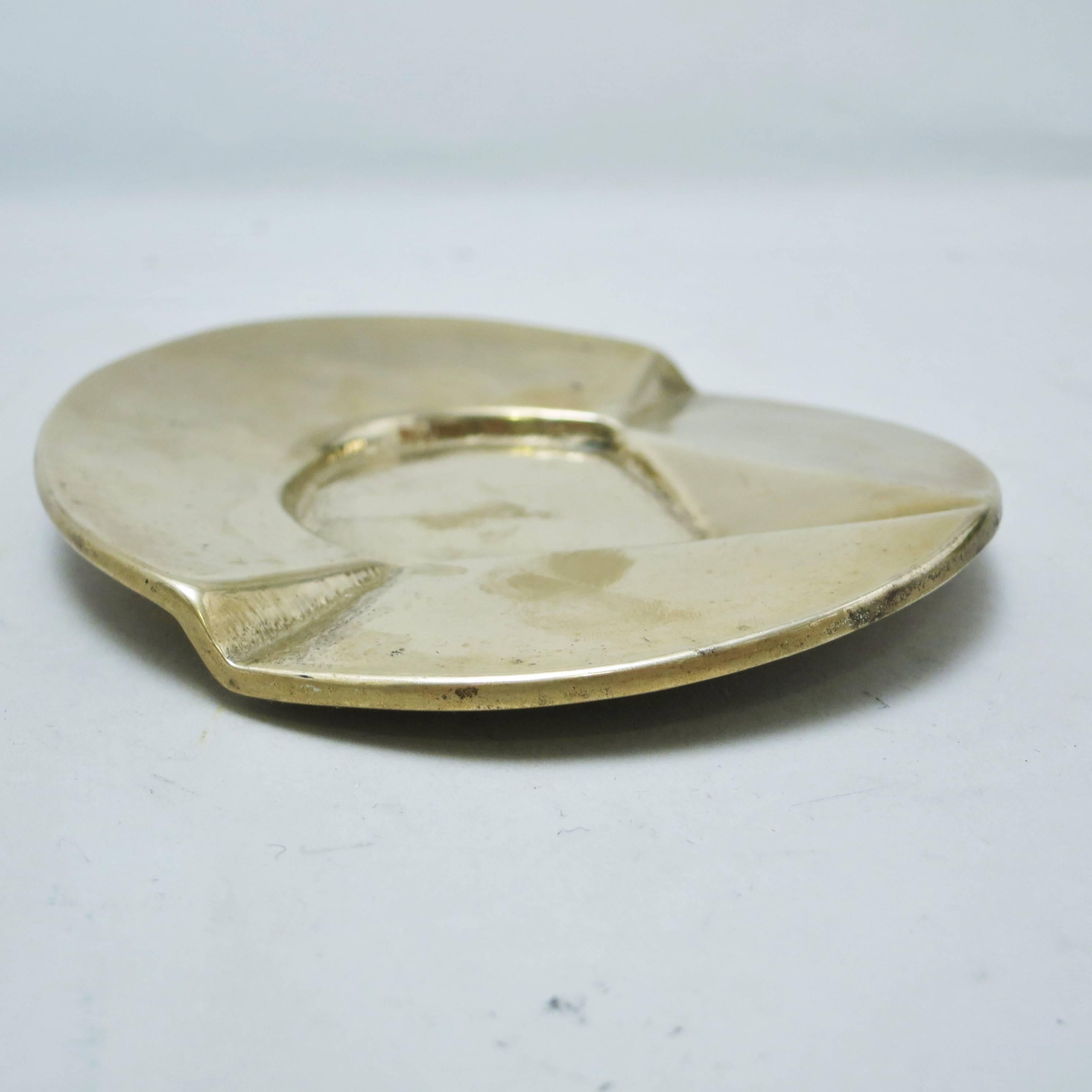 Austrian modernist ashtray in bronze with abstract decor
in the style of Carl Auböck, circa 1950.