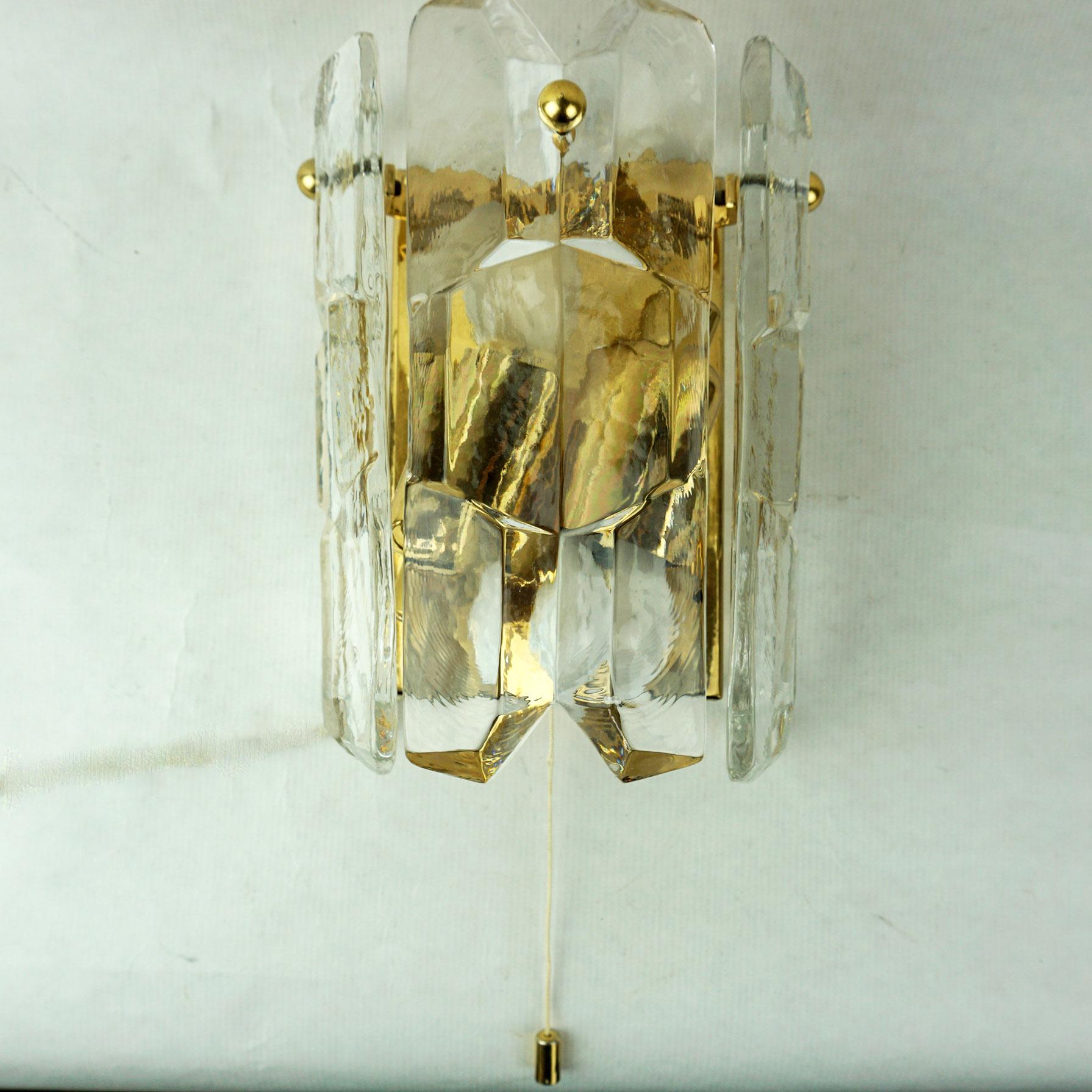 Elegant Austrian modernist gilt brass wall light or sconce with excellent crystal ice glasses from the Palazzo series, designed by J. T. Kalmar and manufactured in the 1960s by Kalmar Vienna. Wonderful very heavy quality in excellent condition. It