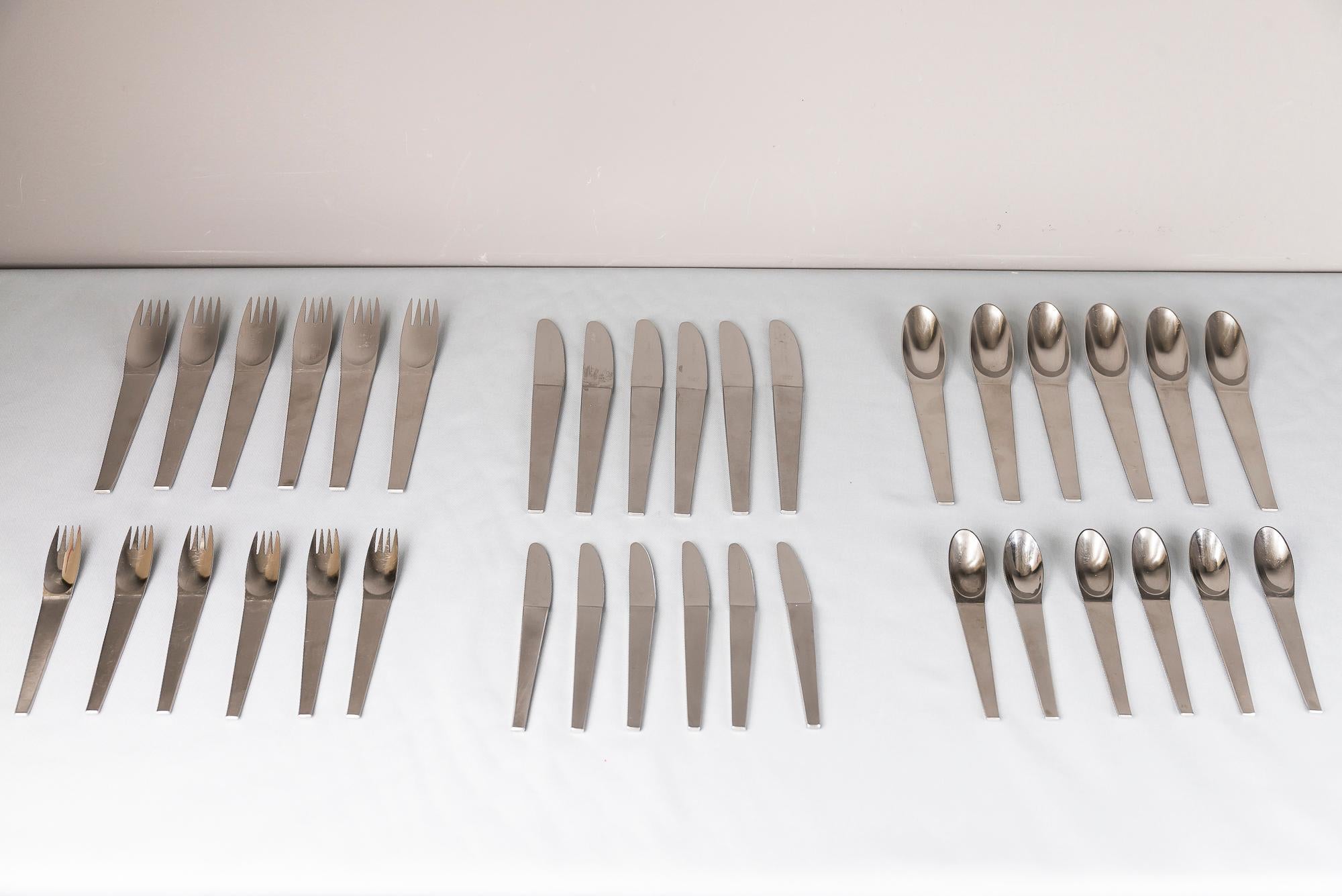 Austrian modernist flatware by Carl Auböck, Amboss Austria, 1950s
Original condition
Set consists of spoons, forks and knives
A set of 36 pieces
This set is for 6 persons
Marked (see last two Images)

Measures: Spoons high 19.5cm, wide 3cm,
