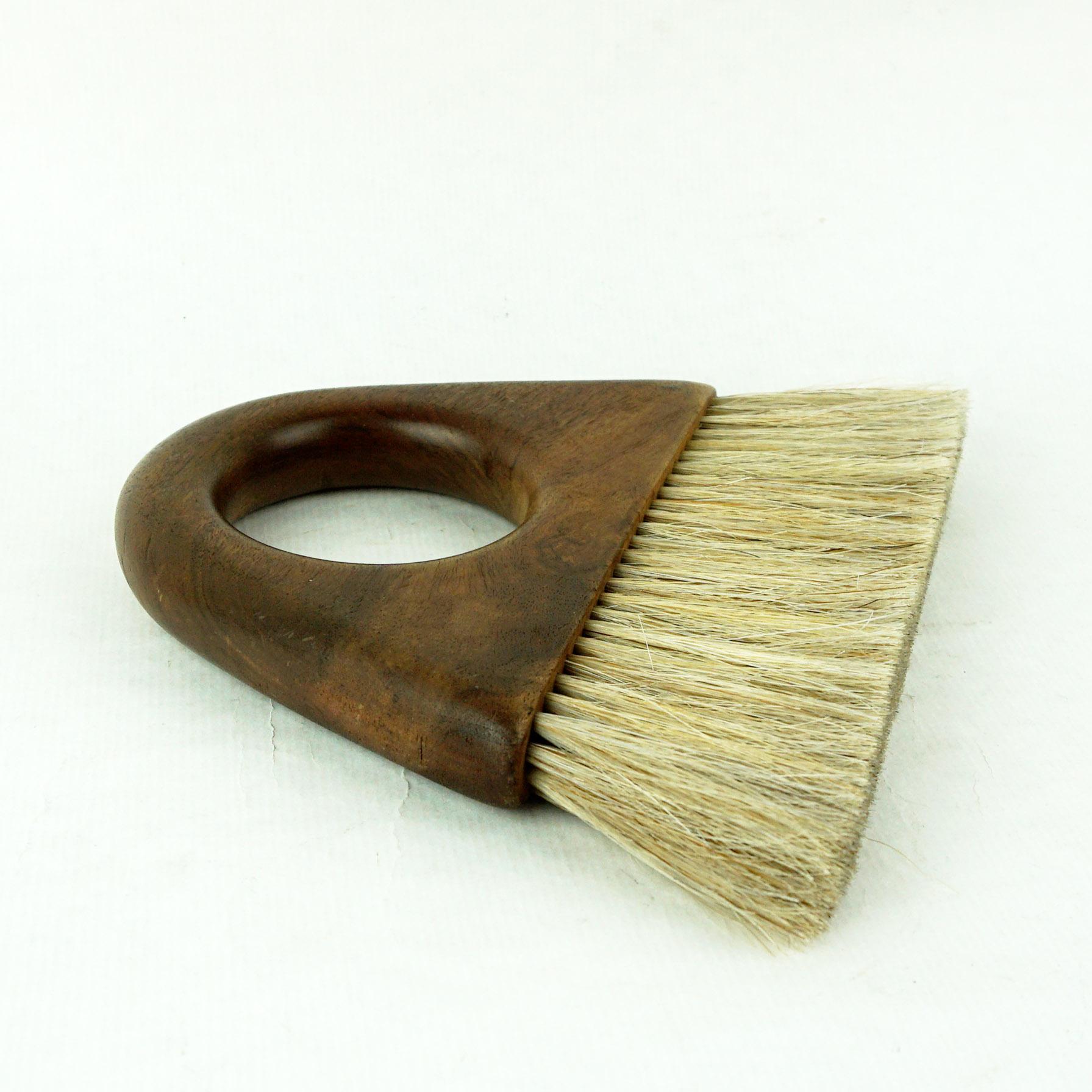 Amazing modernist wall-hung clothes brush from the 1950s. Designed and executed by Carl Auböck, Vienna, in the 1950s. Made of walnut and natural bristles. In very good condition with nice patina.