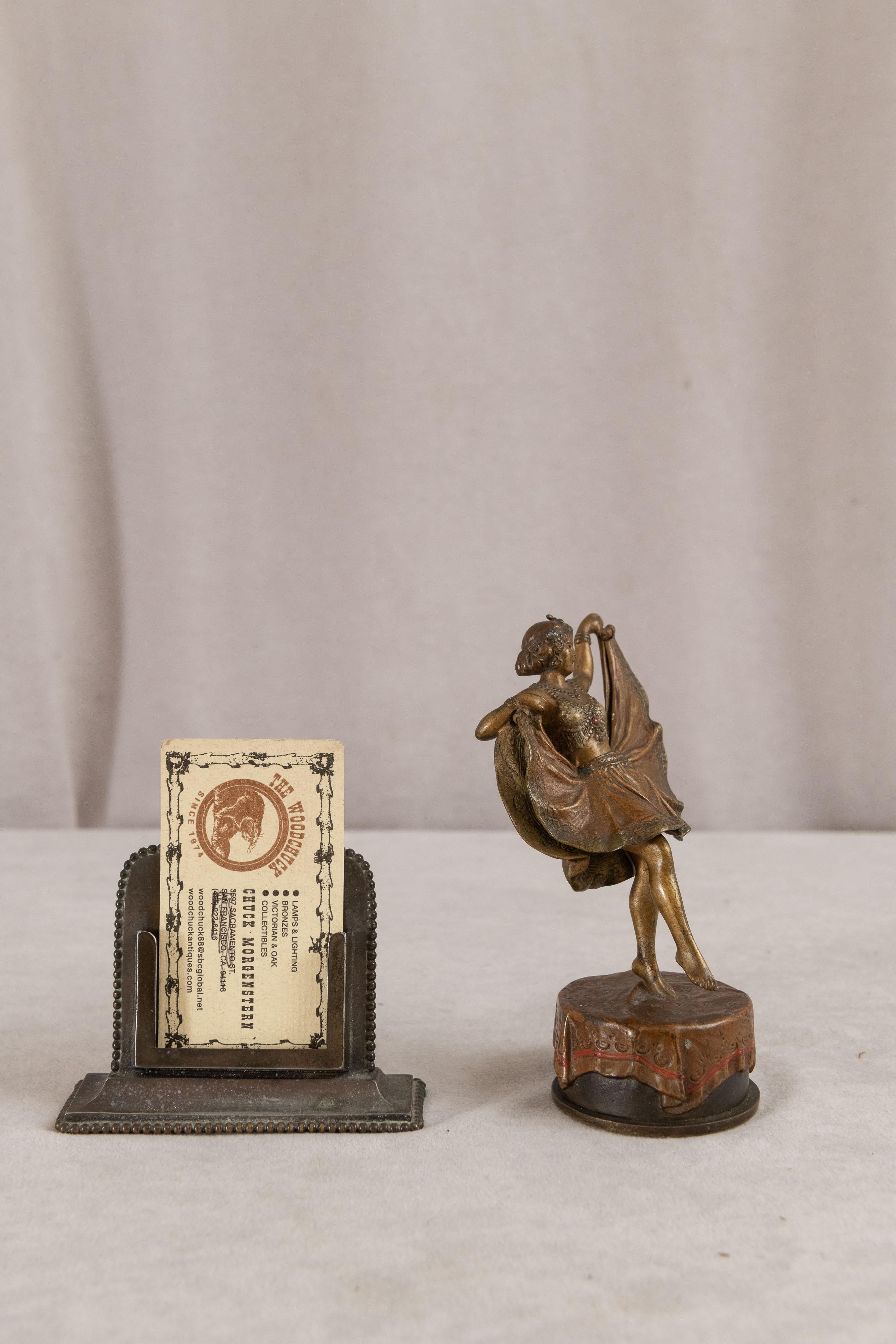  Questo meraviglioso, stravagante e birichino bronzo della Fonderia Bergman è una vera gioia. La fusione altamente dettagliata e il bronzo meticolosamente dipinto hanno l'ulteriore caratteristica di essere un giocattolo, con cui puoi giocare.