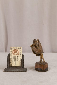 Österreichisches Naughty Bronze, Mädchenkleid Lifts Up ca. 1920, von Bergman Foundry