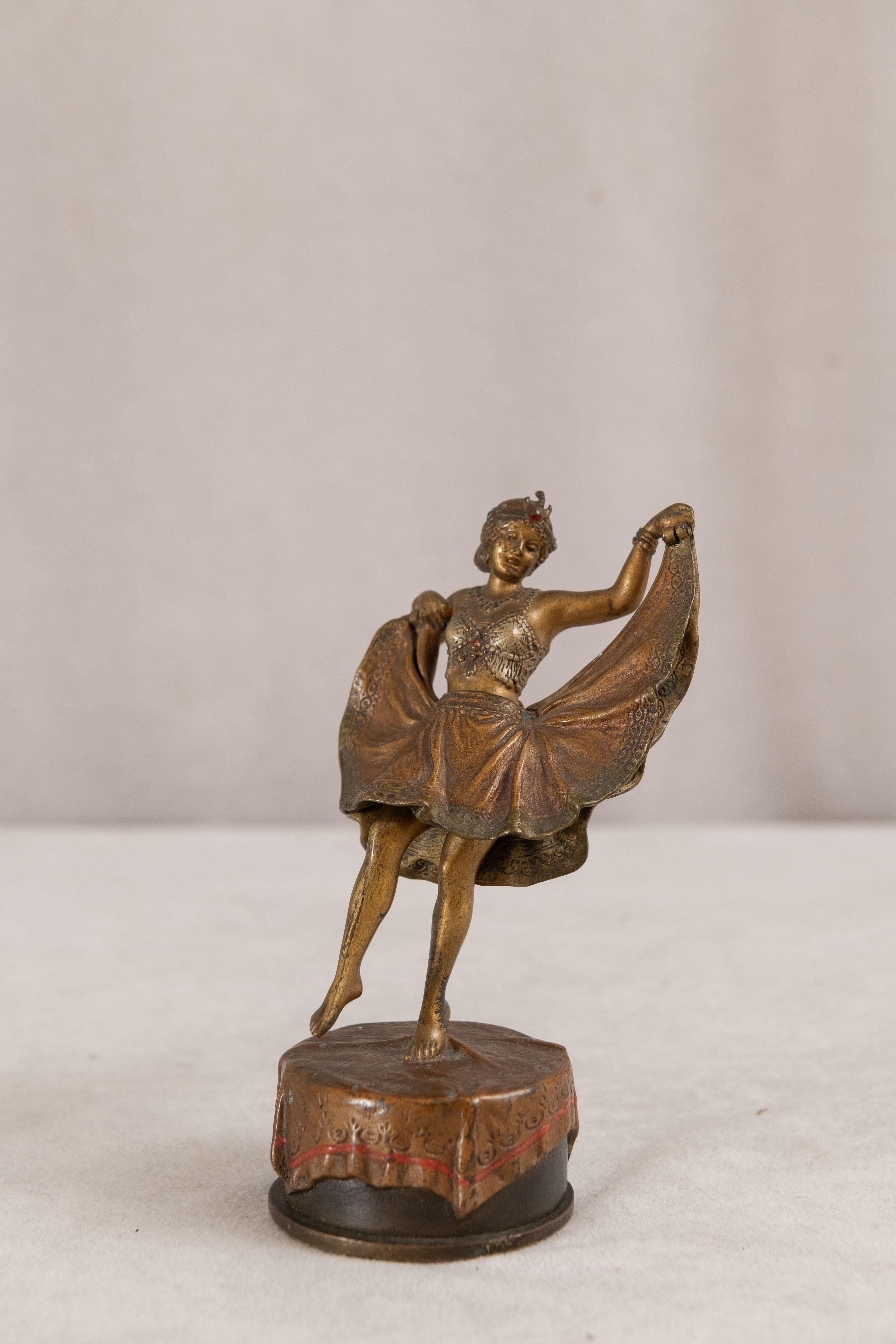 Austriaco Bronzo austriaco, vestito da ragazza che si solleva ca. 1920, della fonderia Bergman in vendita