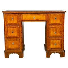 Escritorio austriaco neoclásico de parquet con pedestal