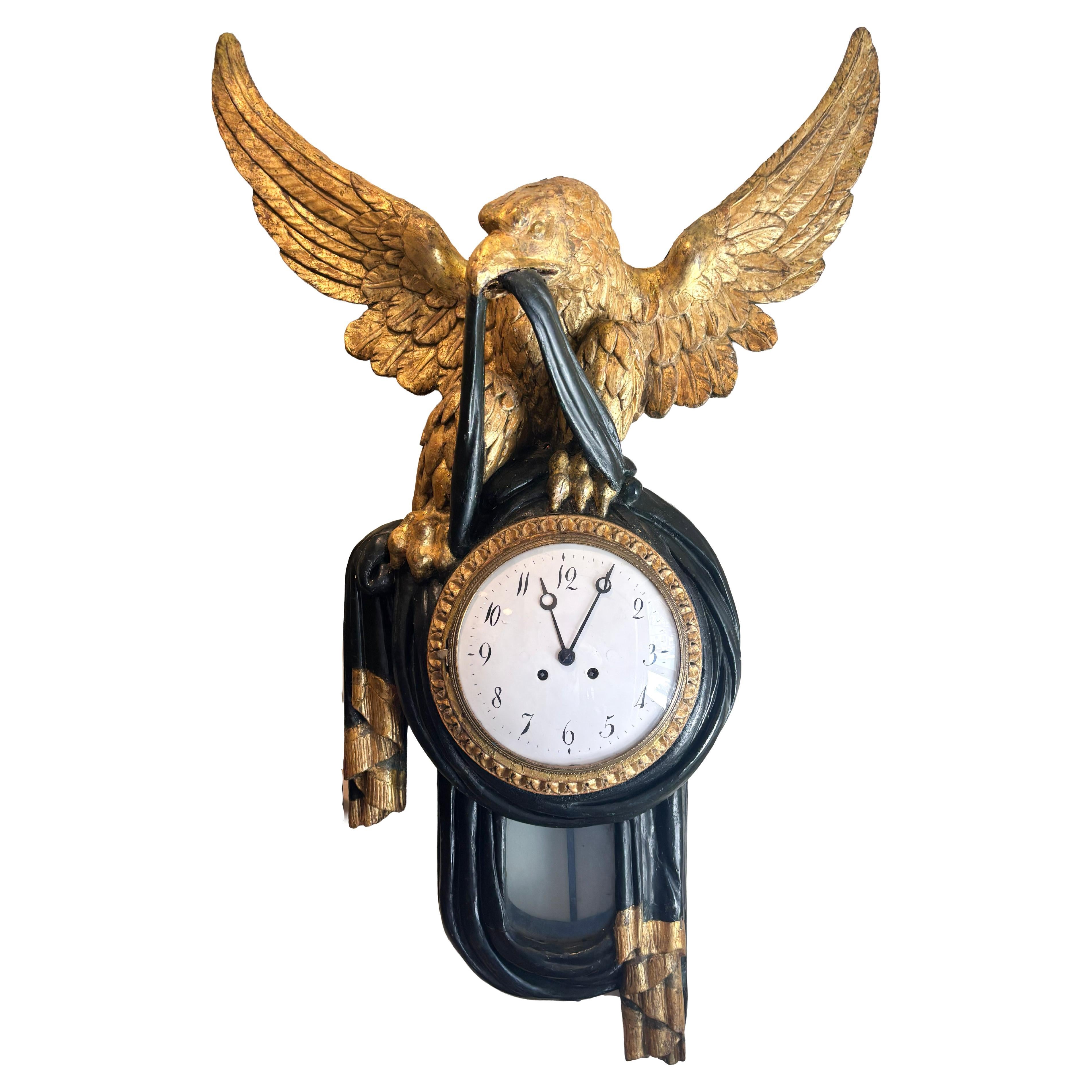 Reloj de pared neoclásico austriaco de madera dorada y pintura verde en venta