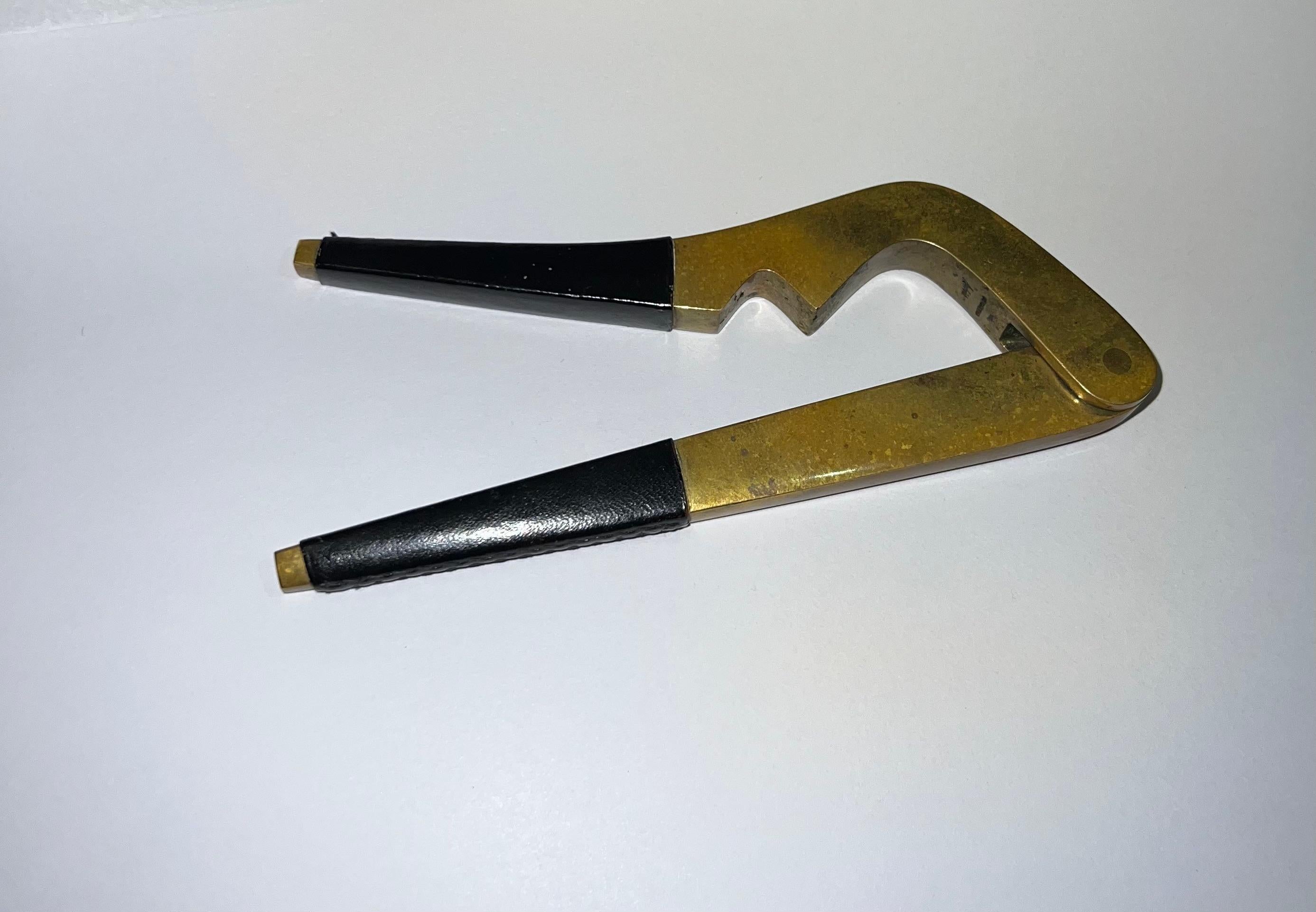 Austrian nutcracker by Carl Auböck made of leather and brass Bon état - En vente à Wien, AT
