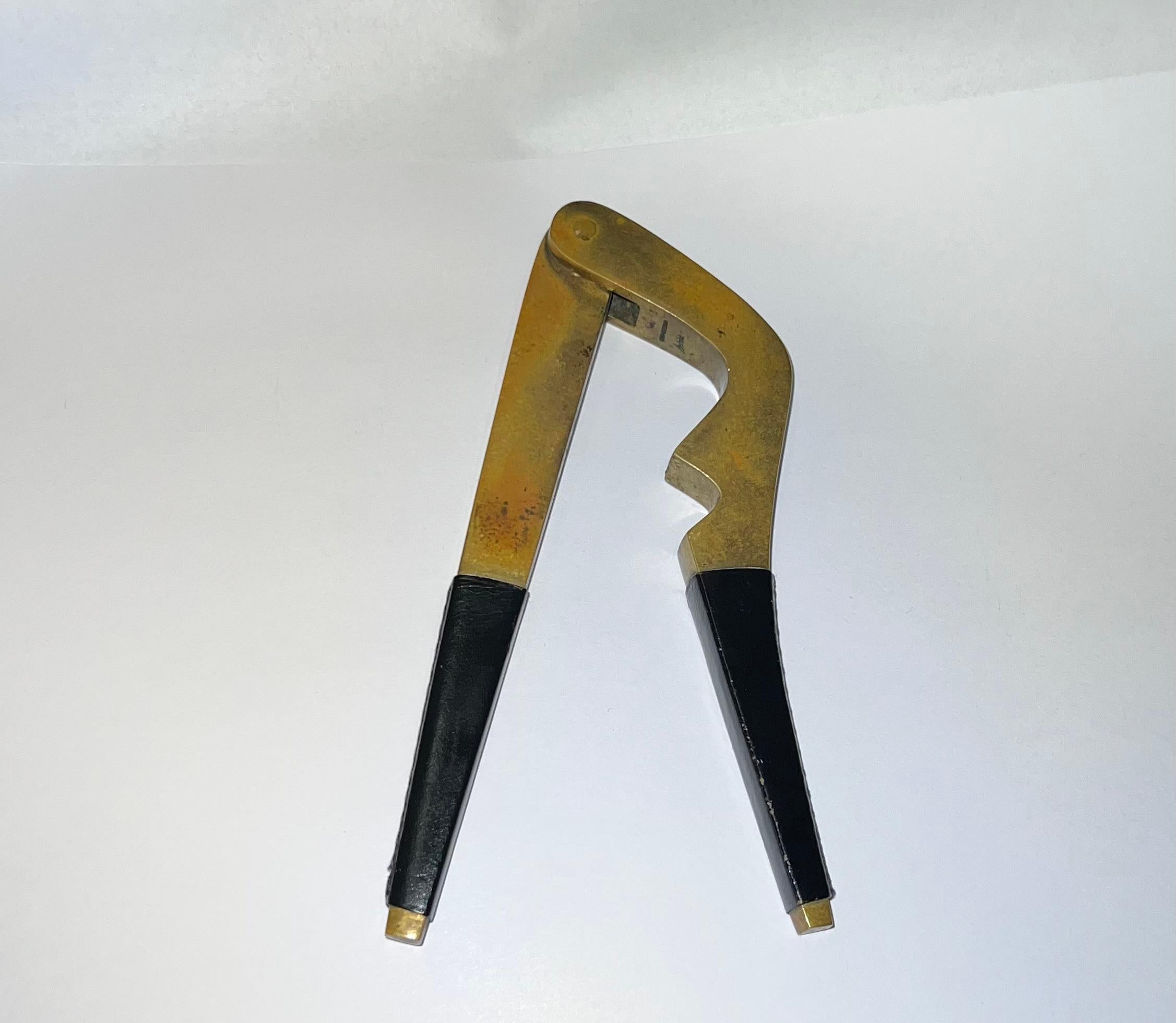 Milieu du XXe siècle Austrian nutcracker by Carl Auböck made of leather and brass en vente
