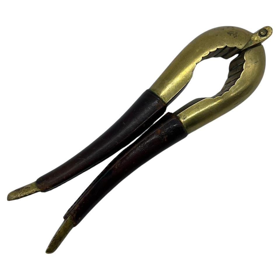 Austrian nutcracker by Carl Auböck made of leather & brass en vente 1