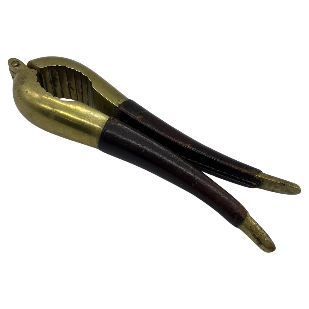 Austrian nutcracker by Carl Auböck made of leather & brass en vente 2