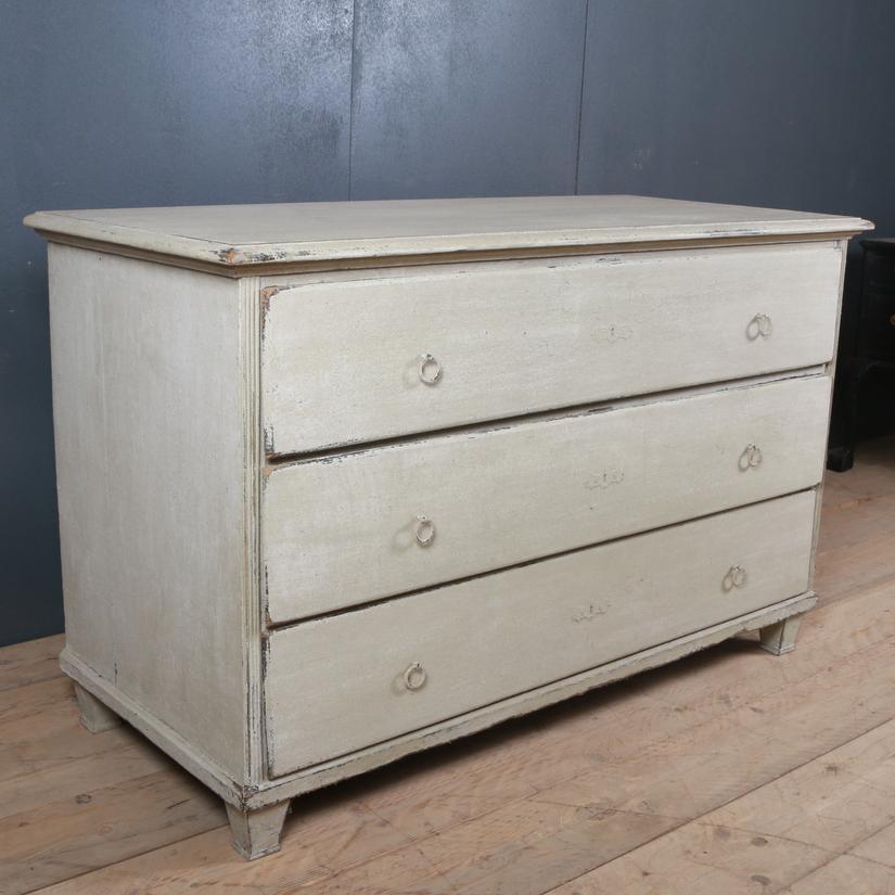 Early 19th century Austrian three-drawer painted commode, 1820

Dimensions:
59.5 inches (151 cms) wide
26 inches (66 cms) deep
37 inches (94 cms) high.

 
