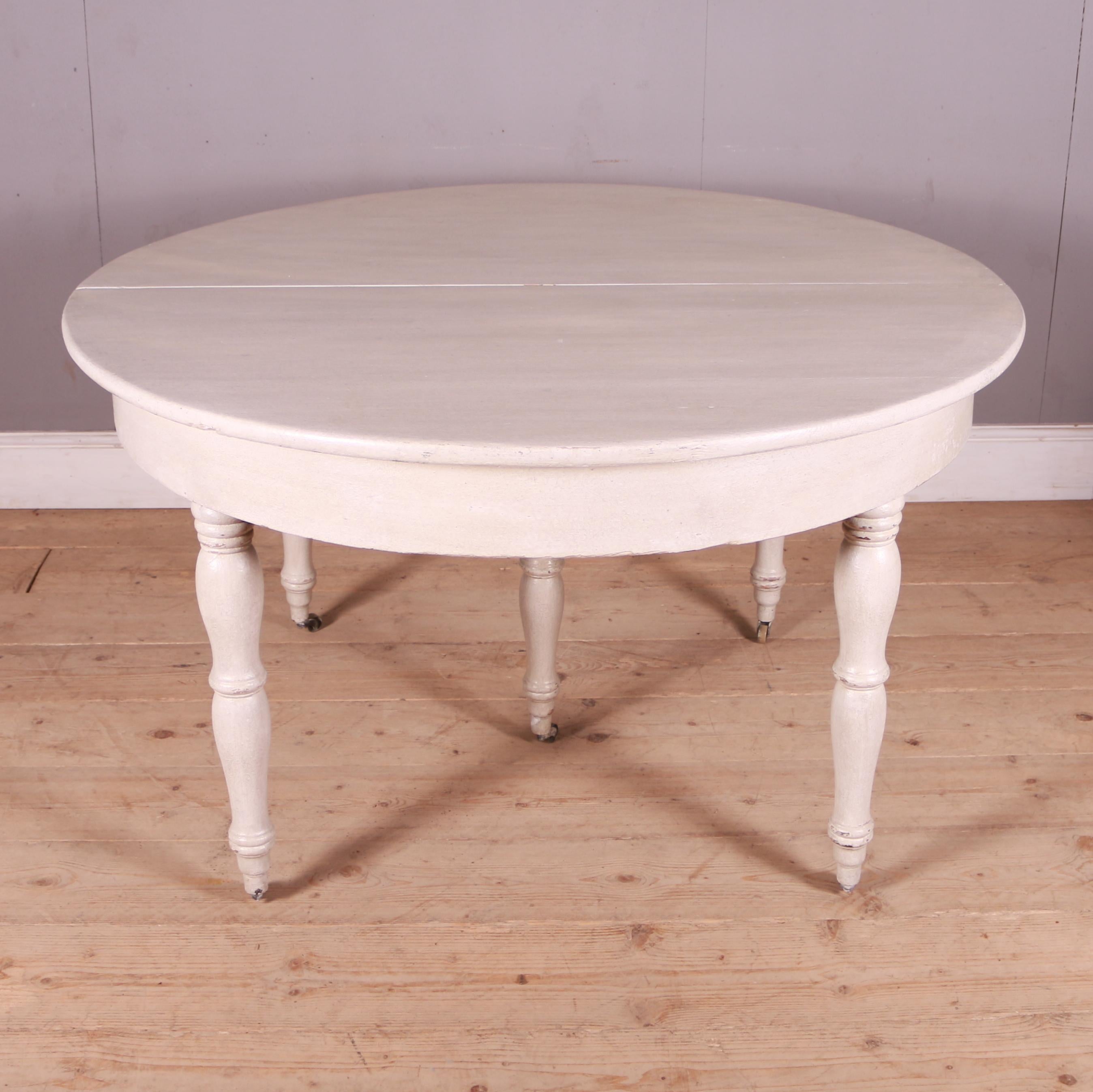 Grande table à manger extensible en pin peint autrichien du 19e siècle, avec 6 feuilles et un pied central amovible. 1840.

Avec les feuilles actuelles, cette table peut s'étendre jusqu'à 121