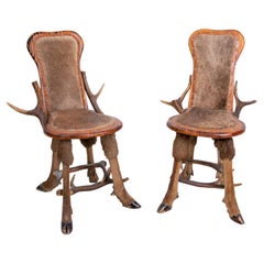 Paire de fauteuils autrichiens en bois de cervidé, dossier et assise en forme d'animal