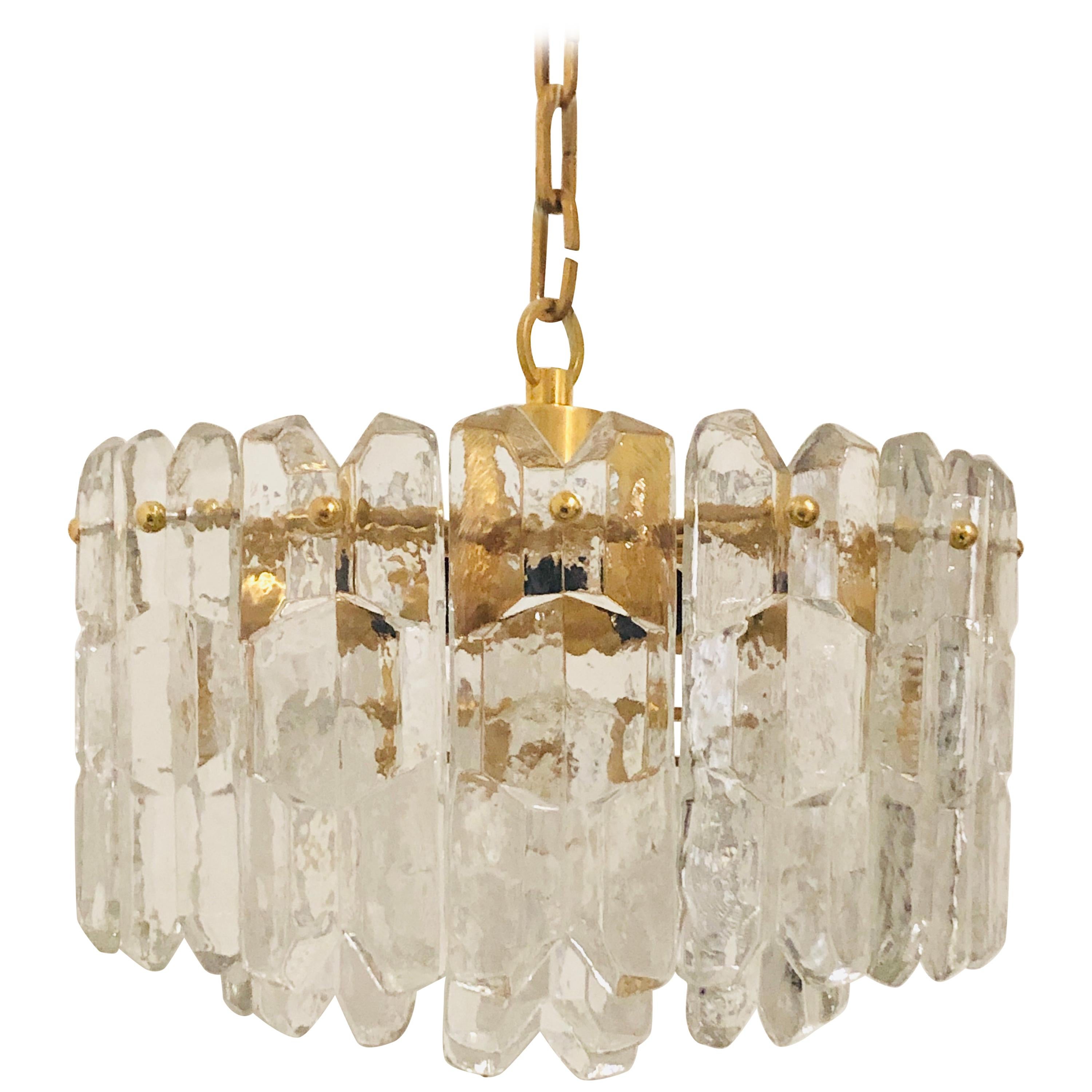 Lustre autrichienPalazzo de J.T. Kalmar, laiton doré et verre, vers les années 1960