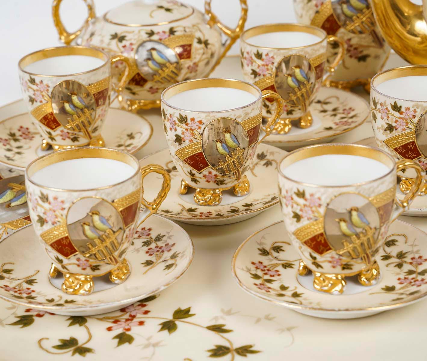 Service à café en porcelaine autrichienne, XIXe siècle, période Napoléon III.

Service à café en porcelaine beige et or avec décorations d'oiseaux émaillés, période Napoléon III, 19e siècle, certainement un travail autrichien.
Coupes : H : 7.5cm. D