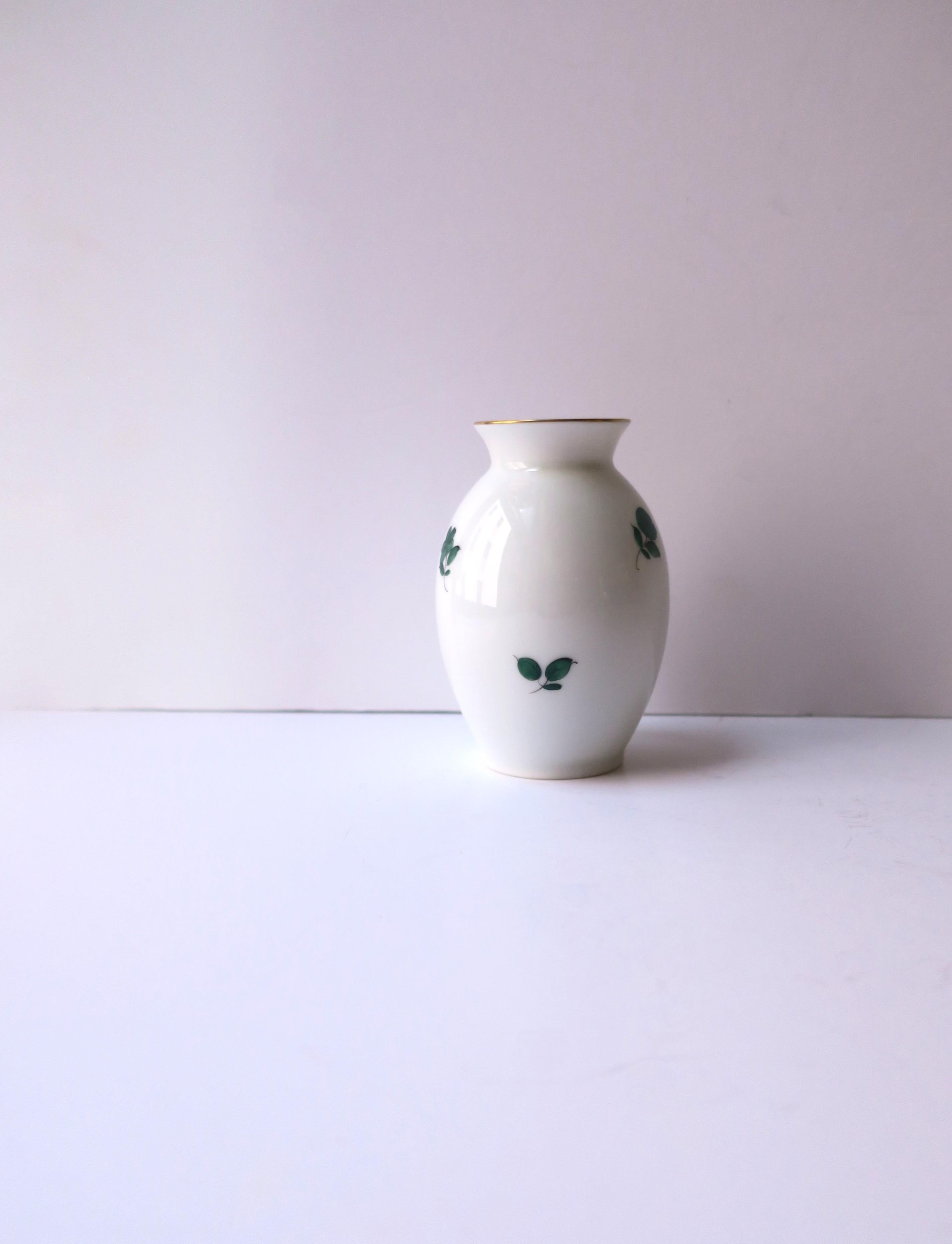 Vaso di porcellana austriaco con rose in vendita 1