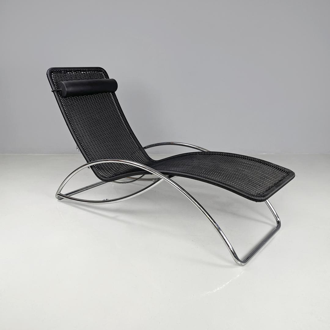 Chaise longue noire post-moderne autrichienne S 828 de Torben Skov pour Thonet, années 1980
Chaise longue mod. S 828 convertible en fauteuil à bascule. Le corps est en plastique noir avec une texture tissée et un coussin tubulaire en cuir noir. La