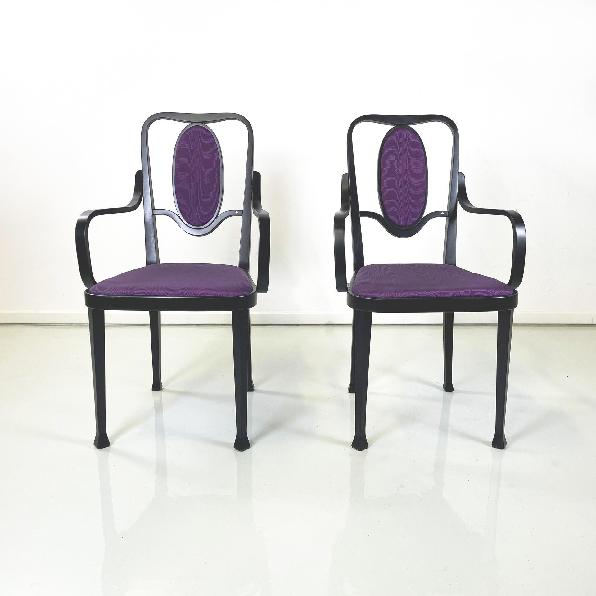 Sillas austriacas postmodernas de tela morada y madera negra de Marcel Kammerer para Thonet, años 90 
Pareja de sillas con asiento cuadrado y respaldo ovalado, acolchadas y tapizadas en tela de seda púrpura brillante. La estructura está totalmente