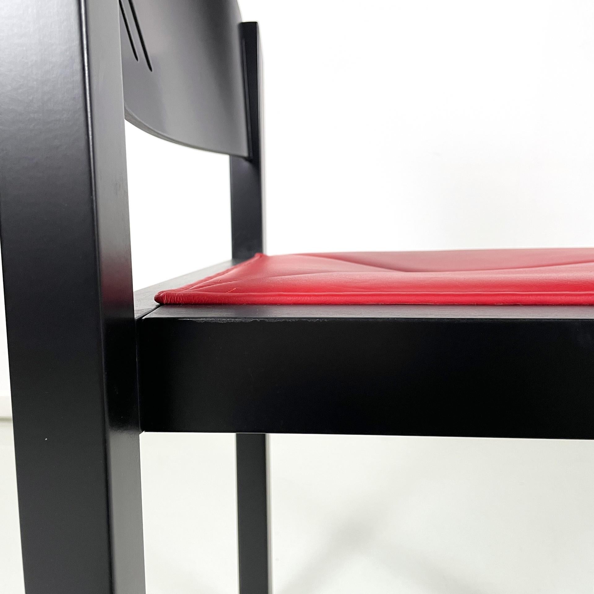 Sedie austriache post-moderne in pelle rossa e legno nero di Thonet, anni '90 in vendita 5