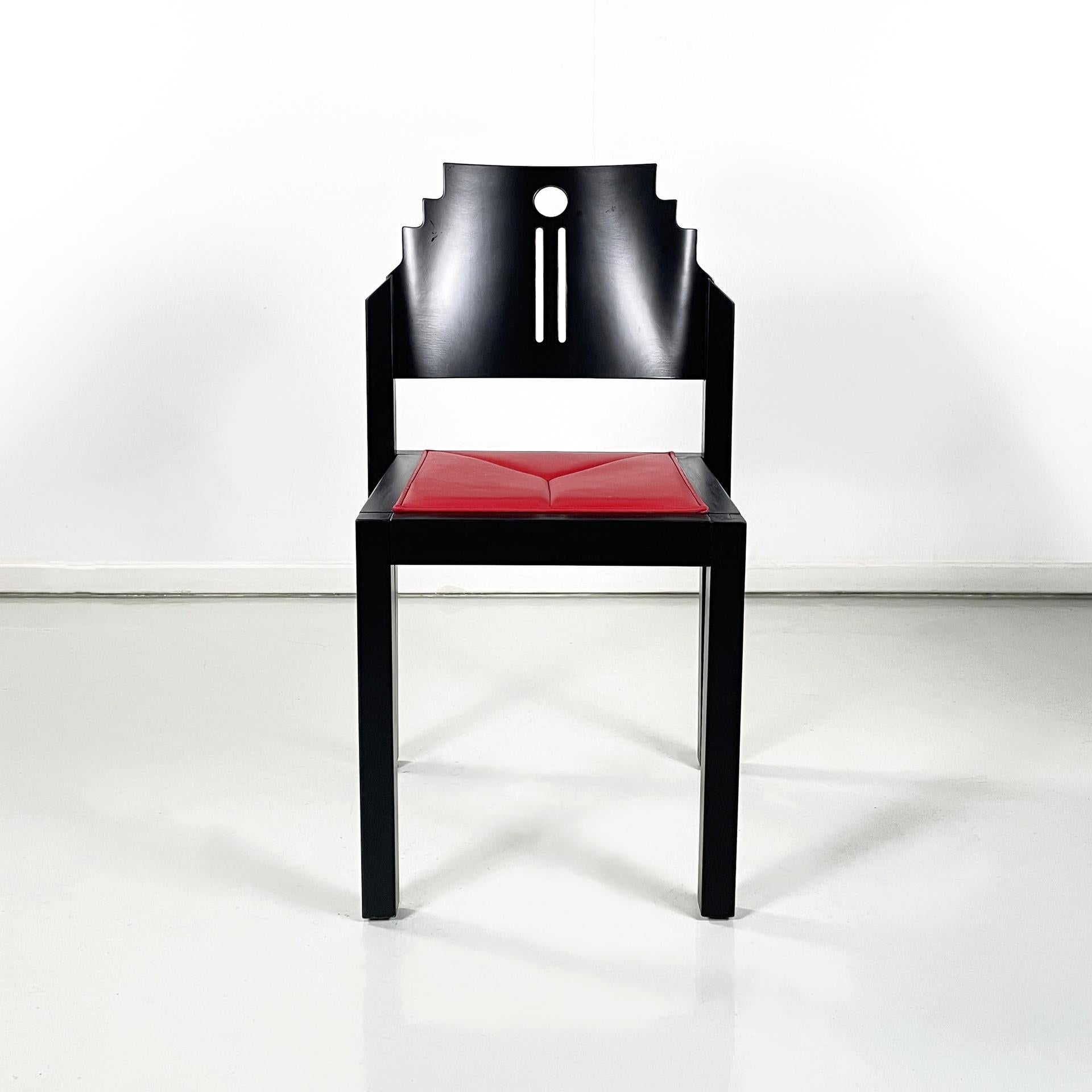 Sedie austriache post-moderne in pelle rossa e legno nero di Thonet, anni '90
Coppia di sedie con seduta quadrata rivestita in pelle rosso vivo e  con struttura in legno laccato nero, con finitura opaca. The shaped and curved backrest of the