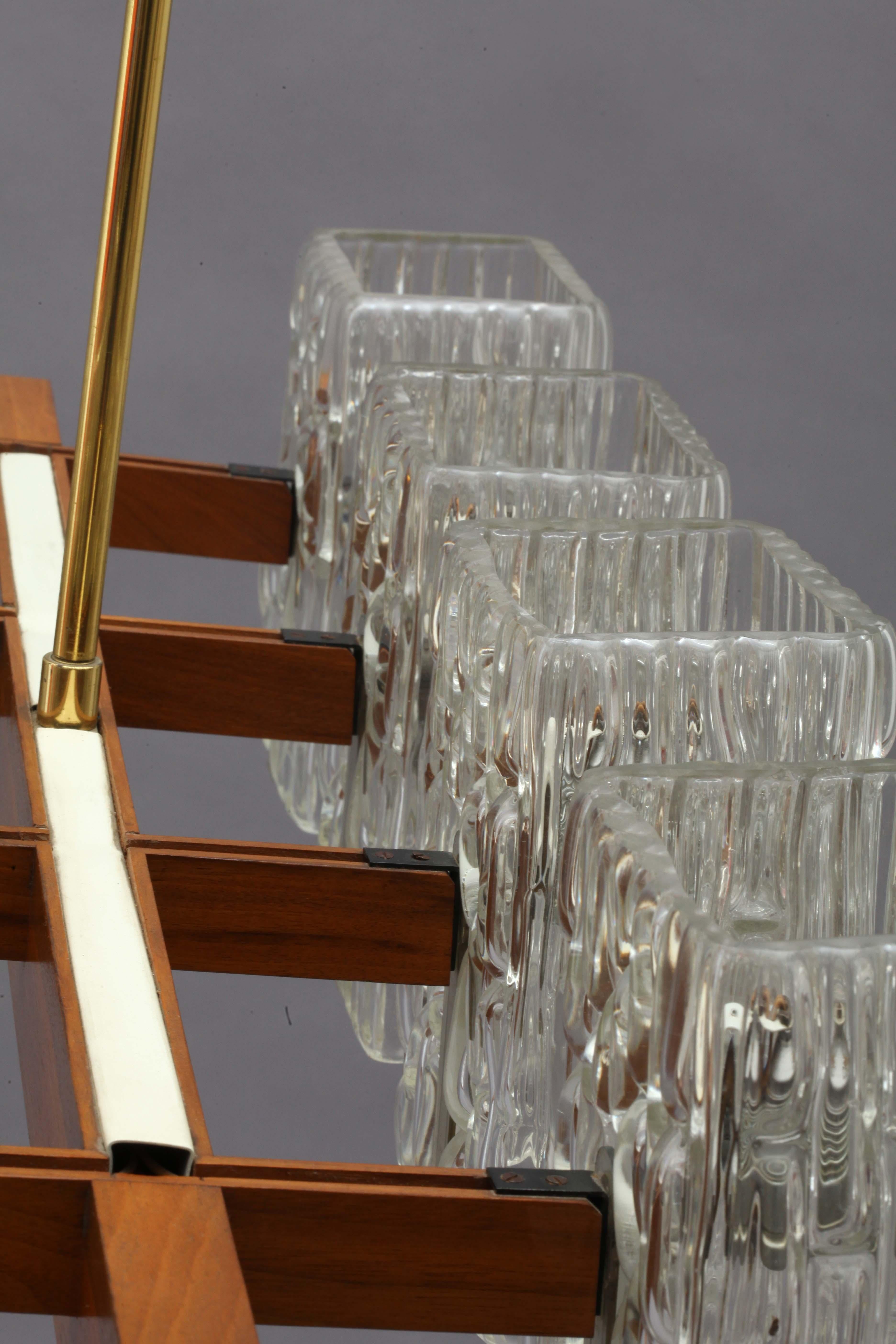 rechteckige Hängelampe,
acht strukturierte Glasschirme,
entworfen von Rupert Nikoll,
Wien 1950.
Die Länge des Stiels kann kostenlos auf jede beliebige Größe geändert werden
acht Lampenfassungen E 27