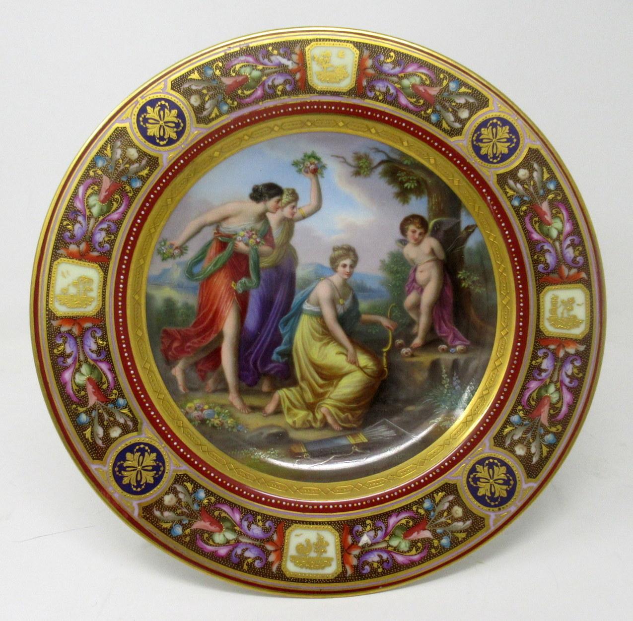 Une assiette à plat de qualité exceptionnelle, de forme circulaire, signée par un cabinet autrichien Royal Vienna, datant du début de l'époque édouardienne. Dernier quart du XIXe siècle. Signé en bas au centre KNOILLEZ, un artiste très respecté qui