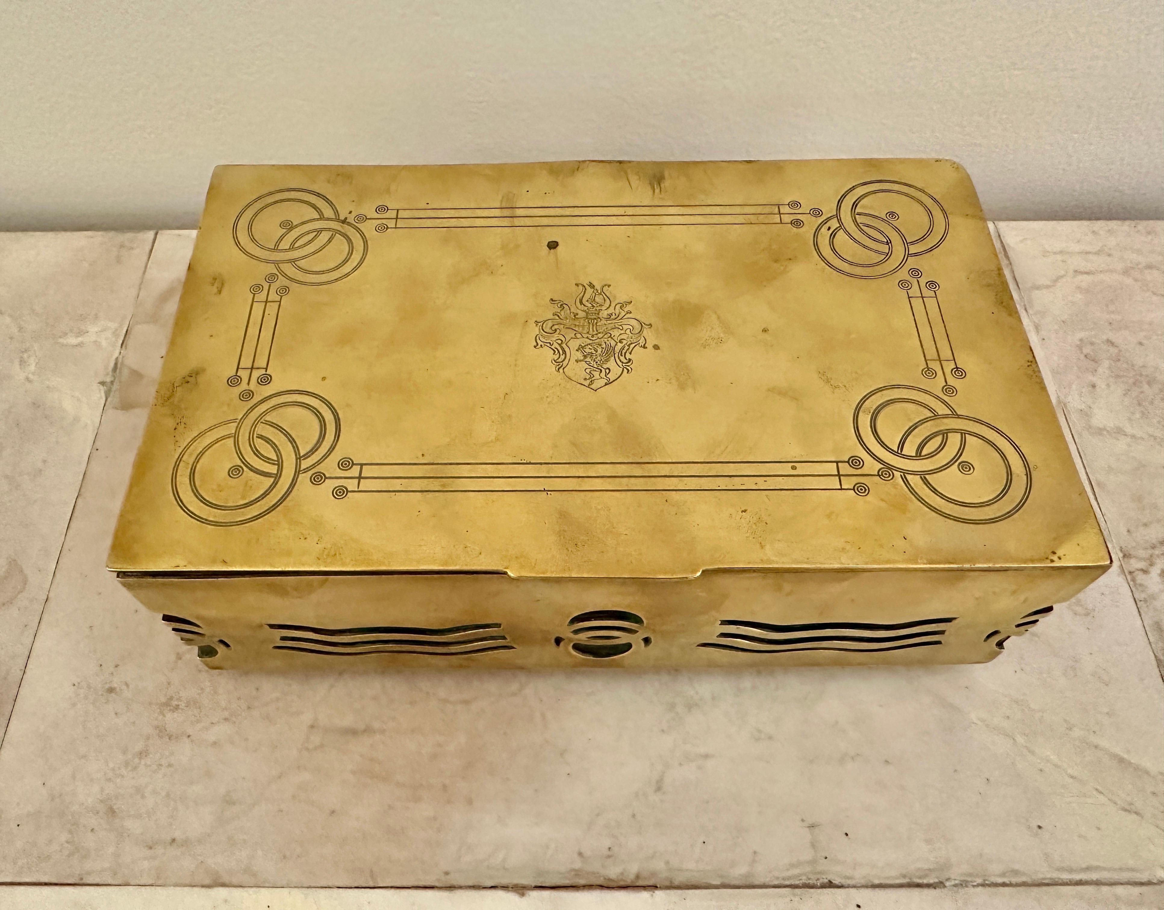 Caja austriaca secesionista de latón tallado en venta 3