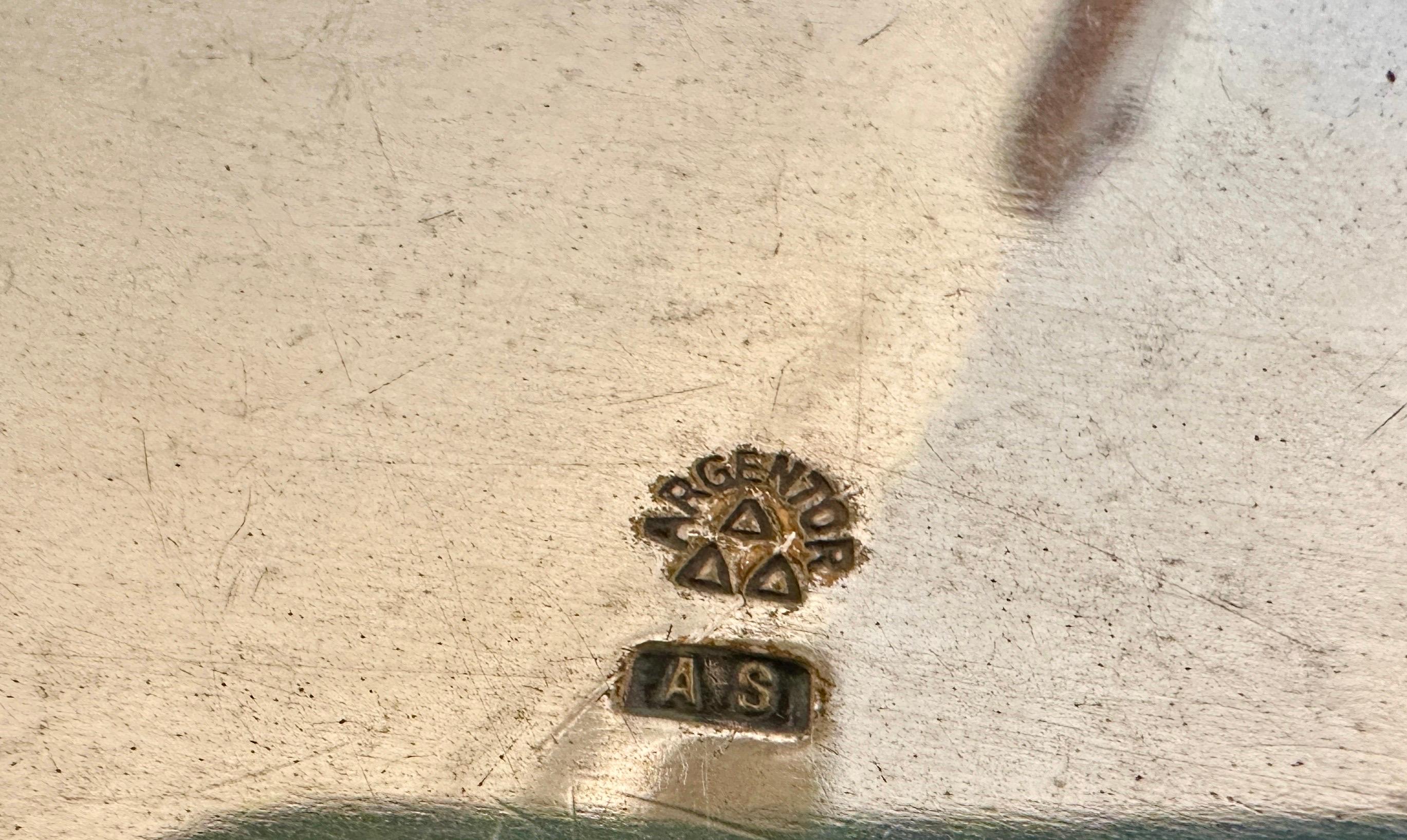 Se trata de una maravillosa caja antigua de la época de la Secesión vienesa.  Adornado con elegantes detalles tallados y un interior chapado en madera.