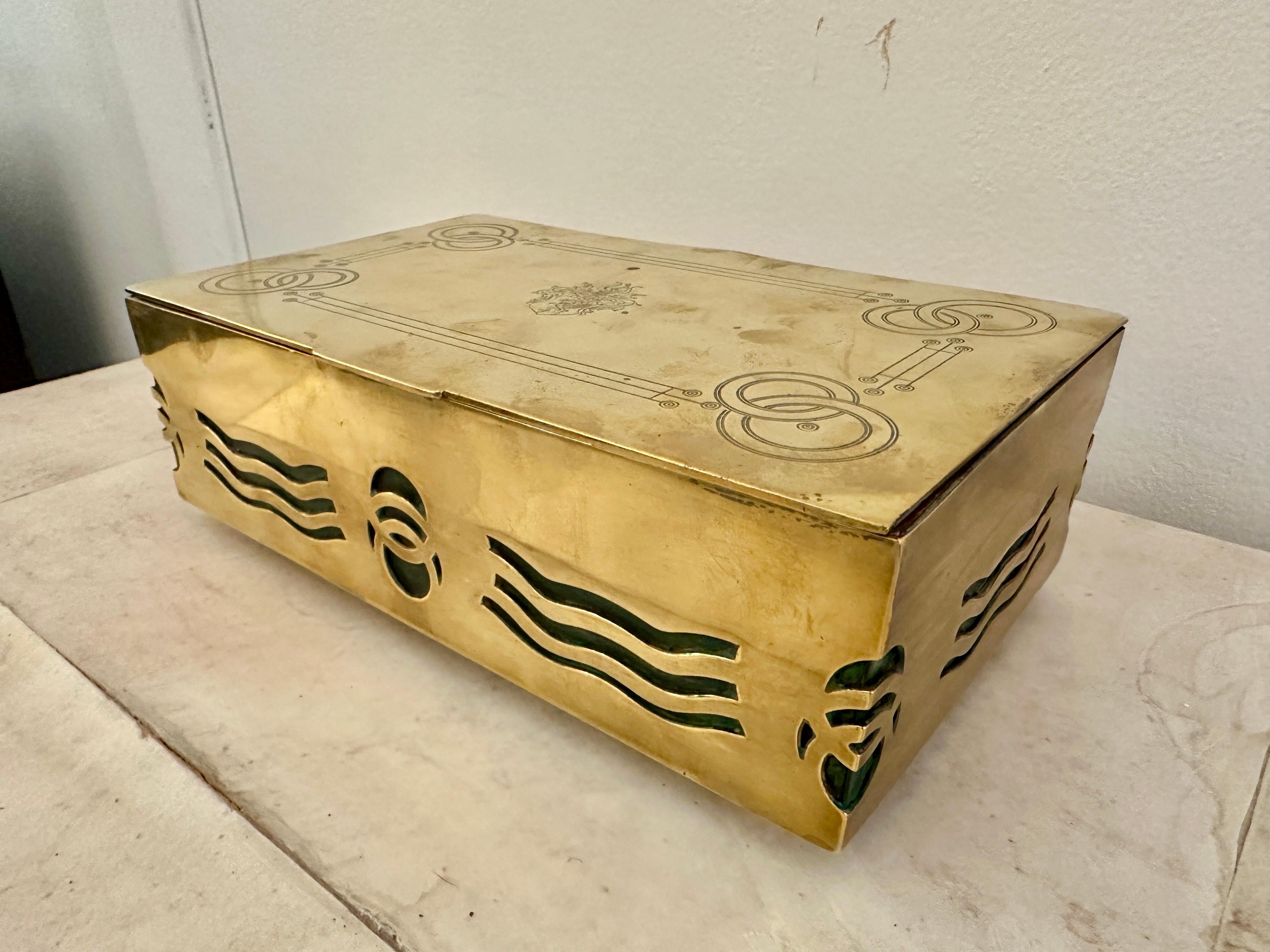 Caja austriaca secesionista de latón tallado en Bueno estado para la venta en North Miami, FL