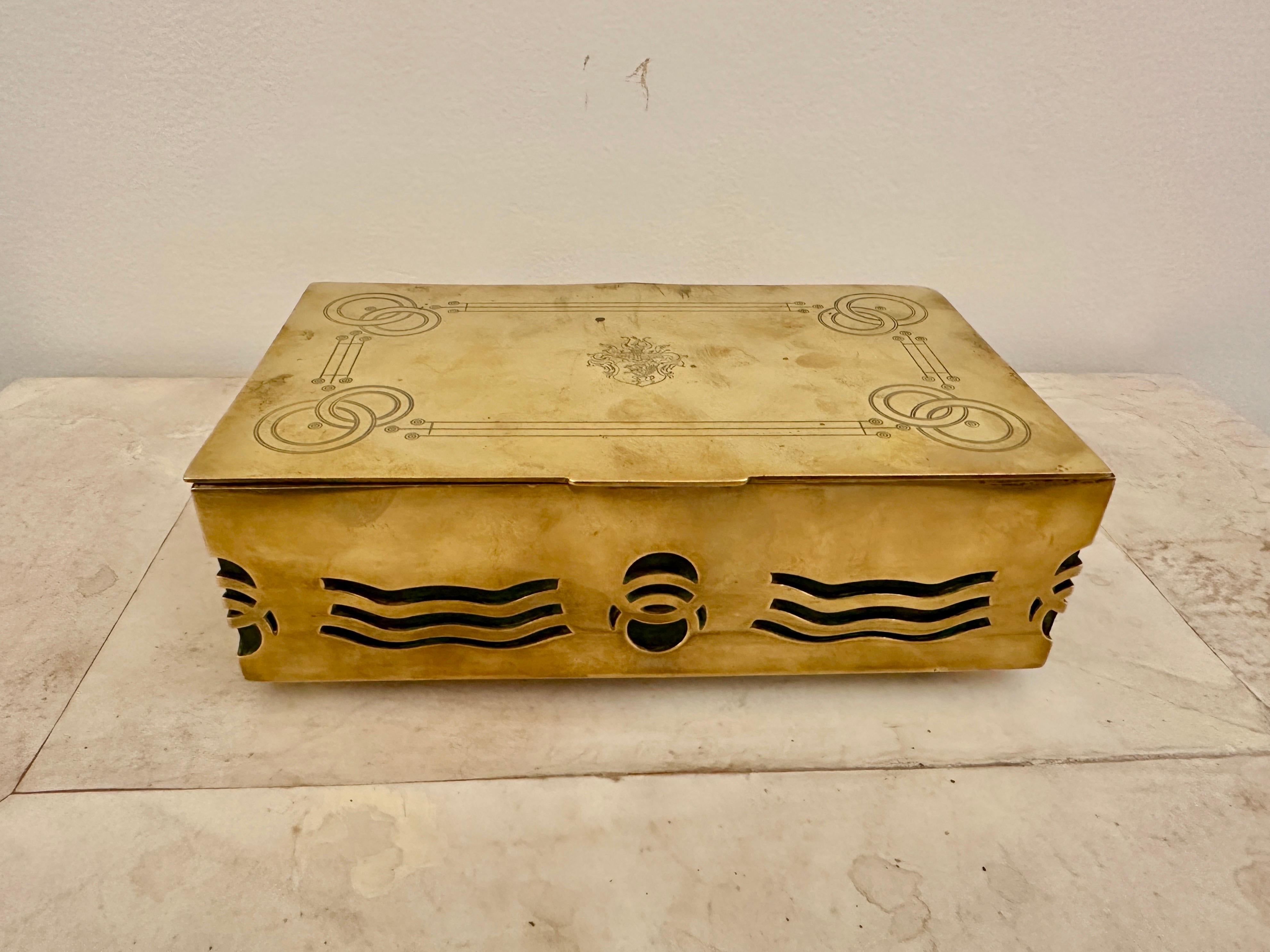 Caja austriaca secesionista de latón tallado siglo XX en venta