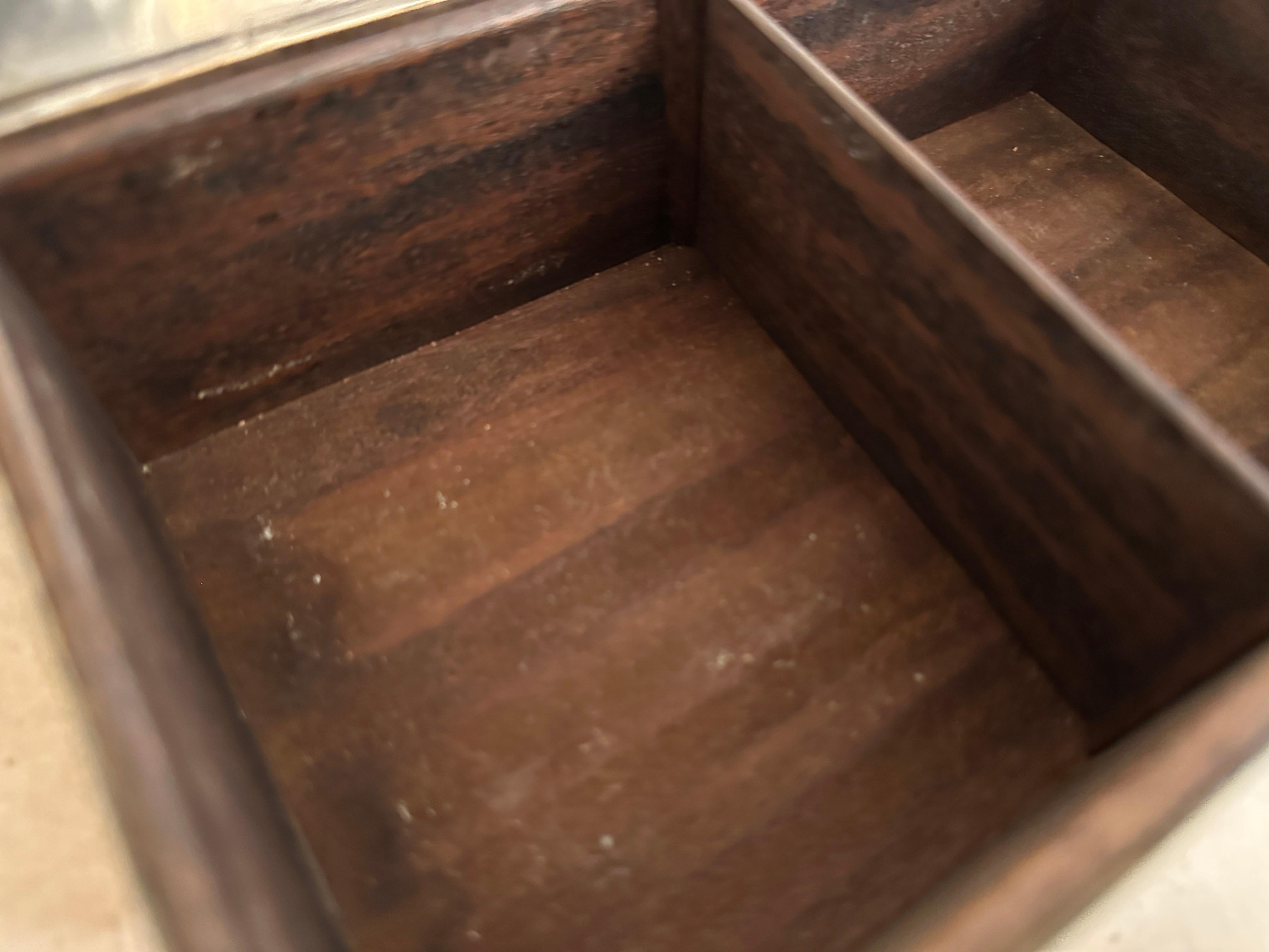 Caja austriaca secesionista de latón tallado Latón en venta