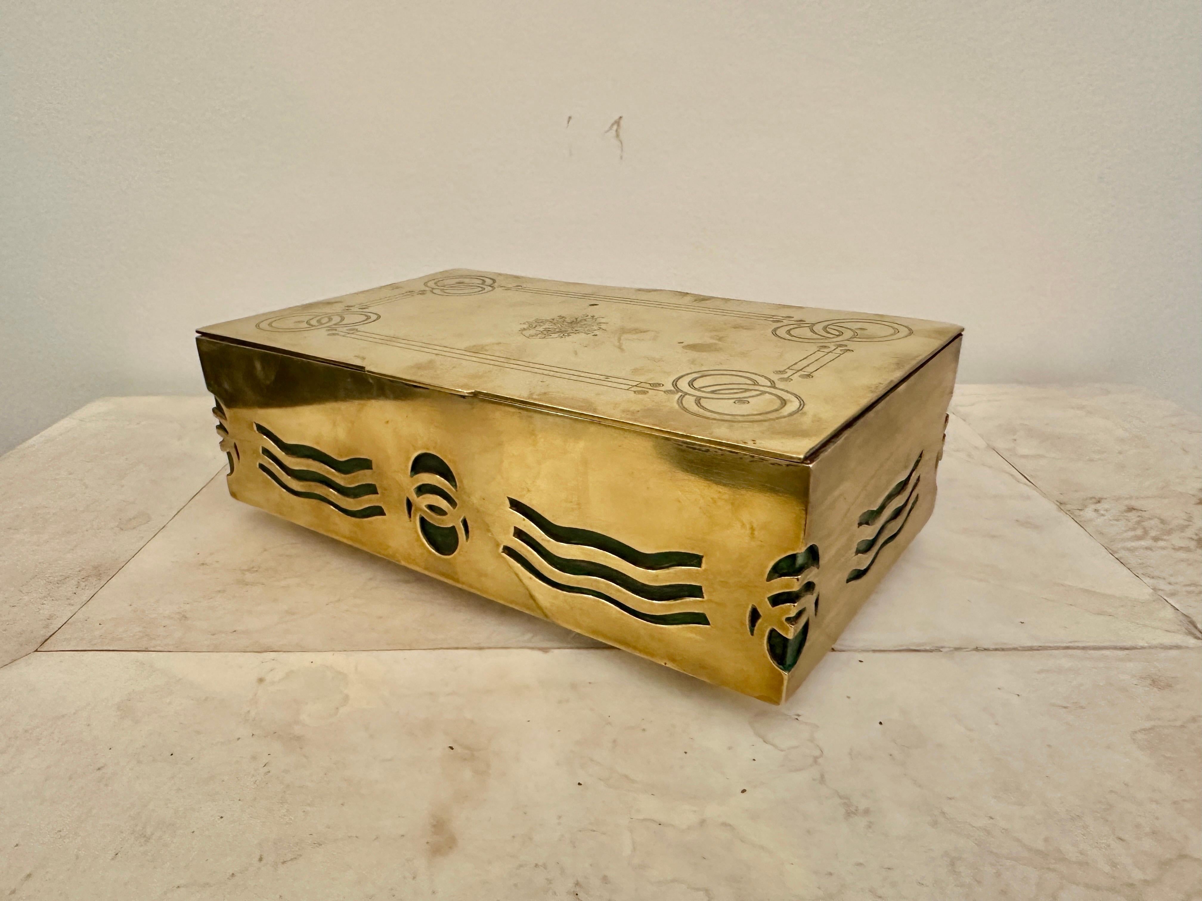 Caja austriaca secesionista de latón tallado en venta 1