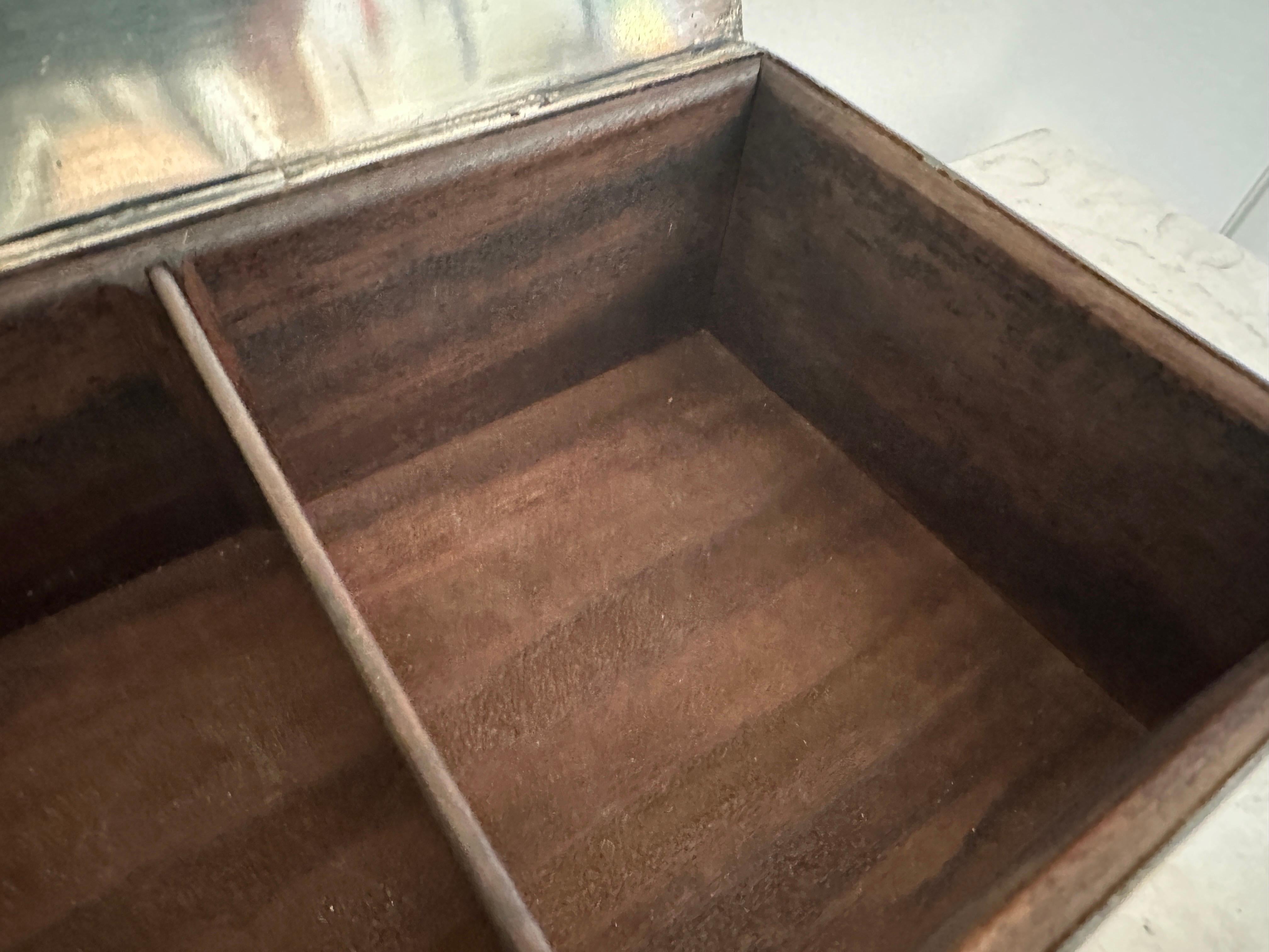 Caja austriaca secesionista de latón tallado en venta 2