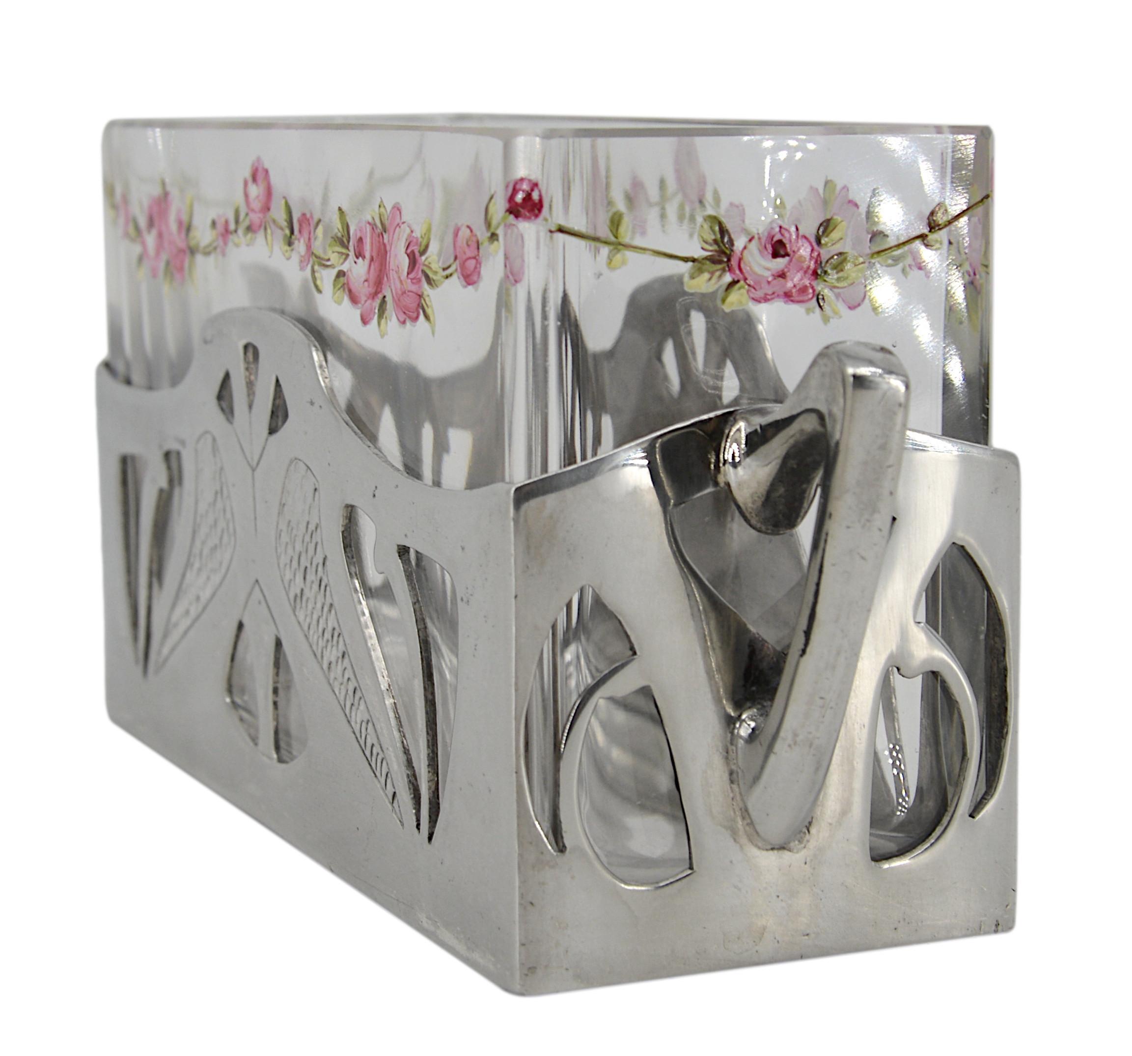 Secessionist basket, Austria, 1900. Metal & glass. Enameled garlands of roses. Measures: width : 8.1