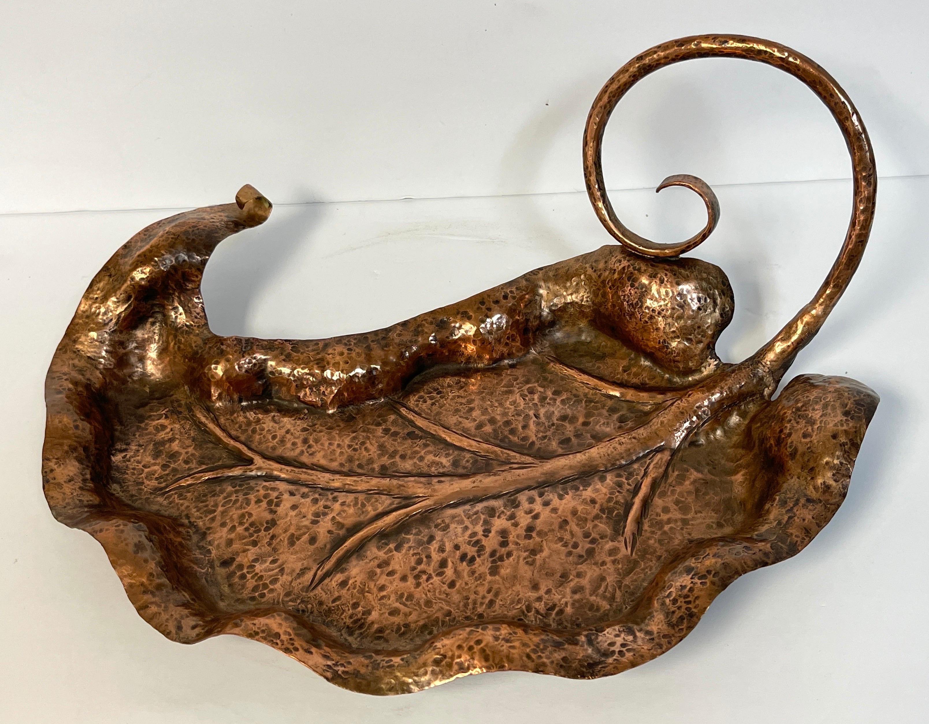 Austrian Secessionist Hand-Forged Copper Leaf Motif Bowl/Vide-Poche
Austria, Circa 1920s 

Of good size, this hand forged and engraved copper organic model of leaf shallow bowl/tray/ vide-poche, has a continuous flow, from the 9-Inch stem handle to