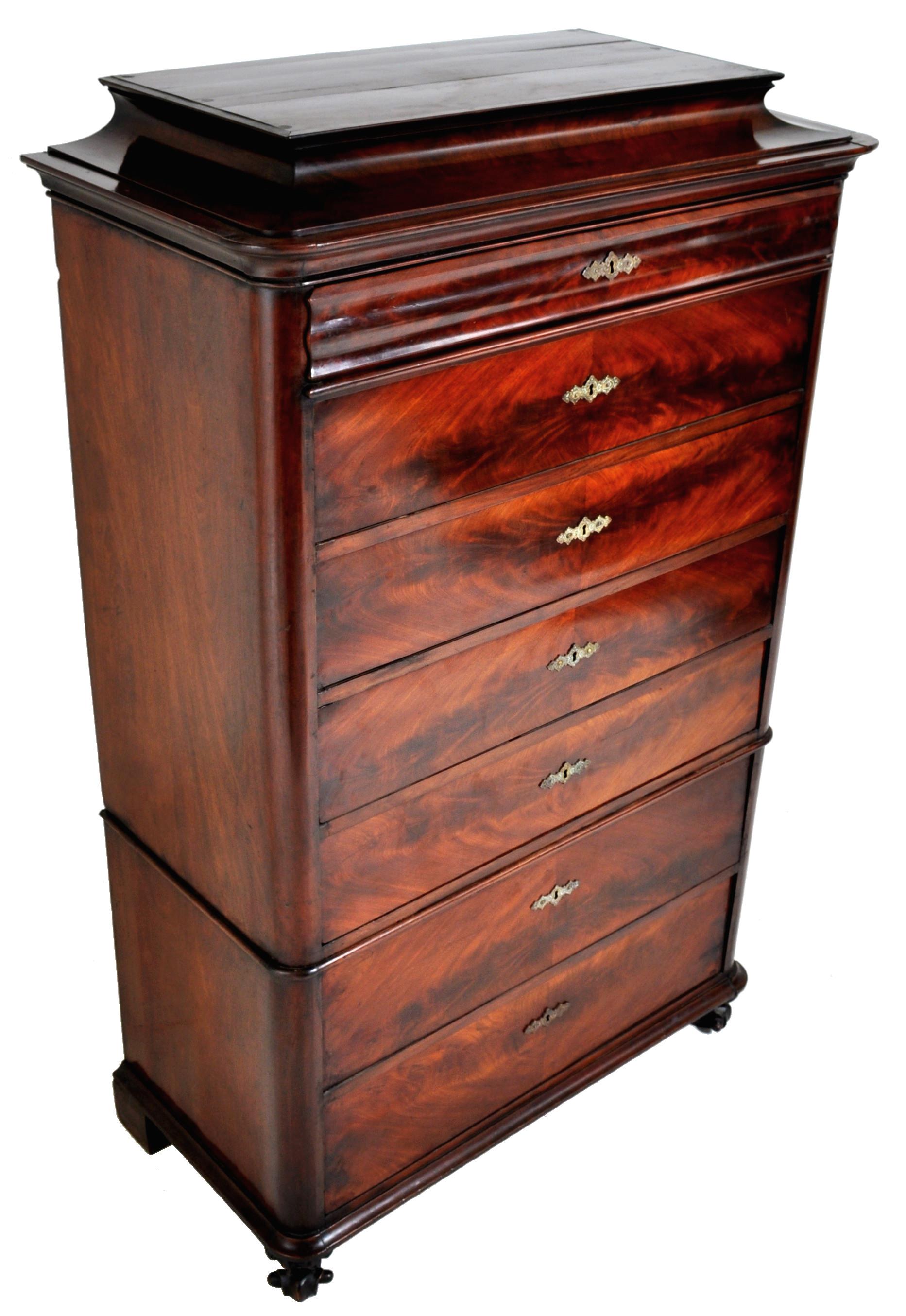 Antique Austrian seven-drawer Biedermeier figured walnut chest of drawers/semainier, circa 1830. The two-sectioned chest having a vaulted top with seven drawers below and standing on lion's paw feet, made from the finest figured walnut and in good