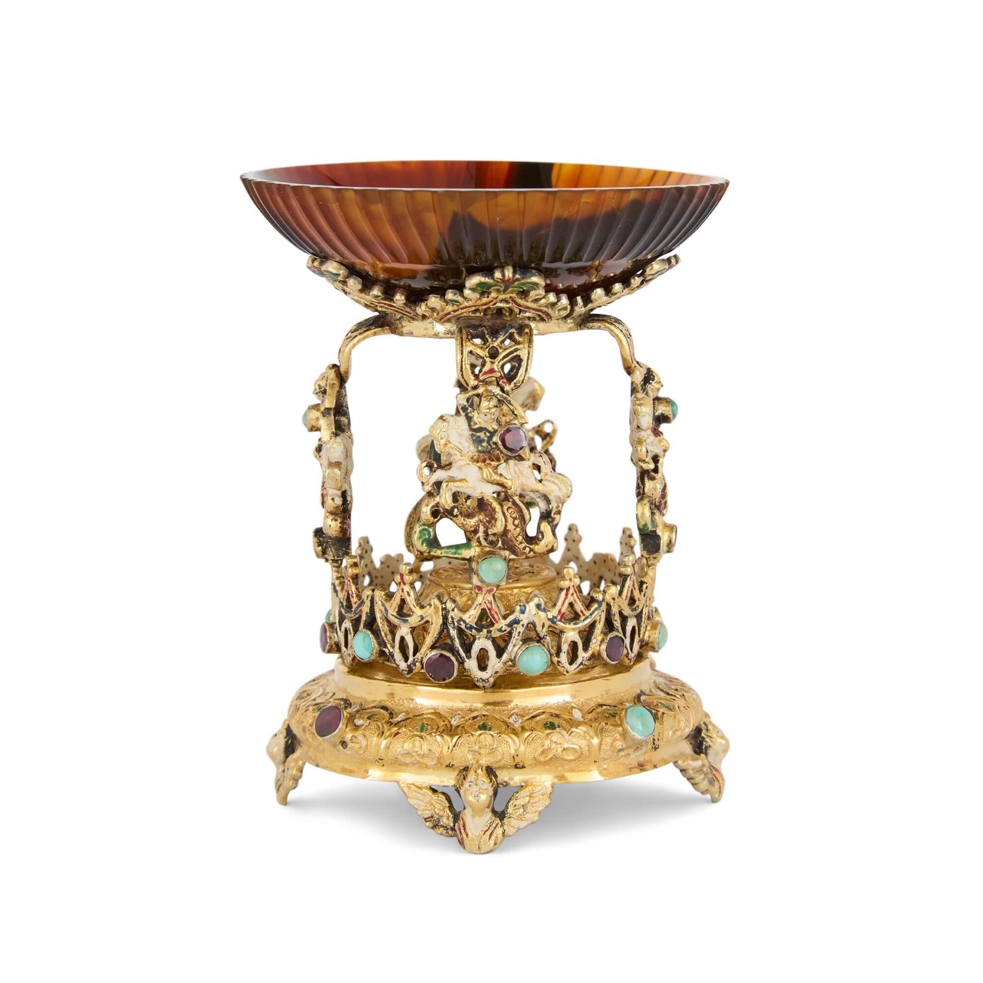 Tazza austriaca in argento dorato, agata e pietre semi-preziose 
Austriaco, fine del XIX secolo
Altezza 8,5 cm, diametro 6,5 cm

Questa incantevole tazza in miniatura è composta da una cornice in argento dorato sormontata da una ciotola in agata