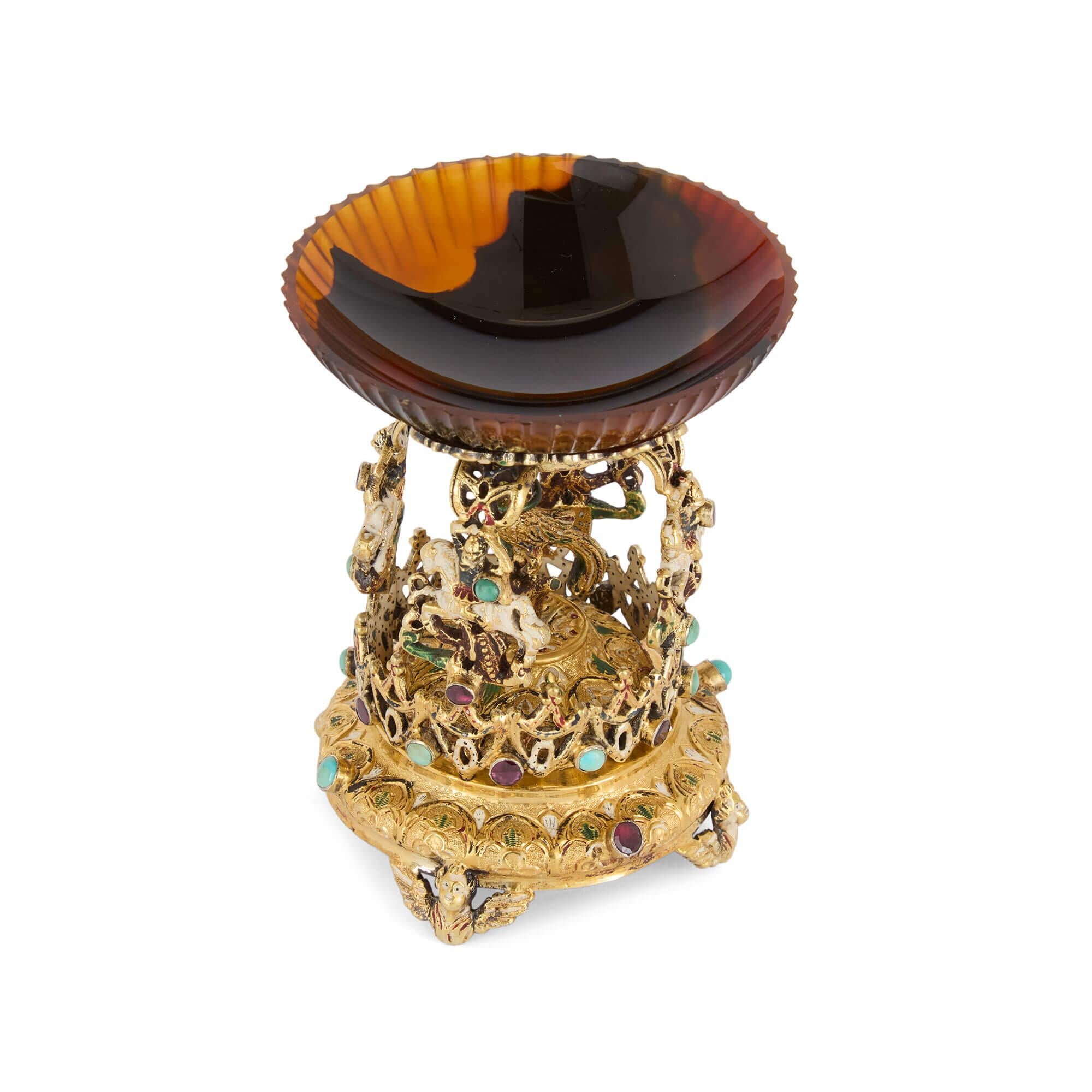 Belle Époque Tazza austriaca in argento dorato, agata e pietre semipreziose in vendita