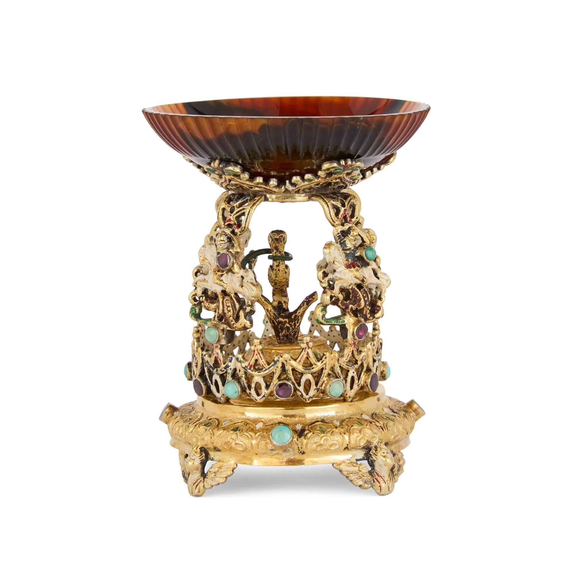 Austriaco Tazza austriaca in argento dorato, agata e pietre semipreziose in vendita