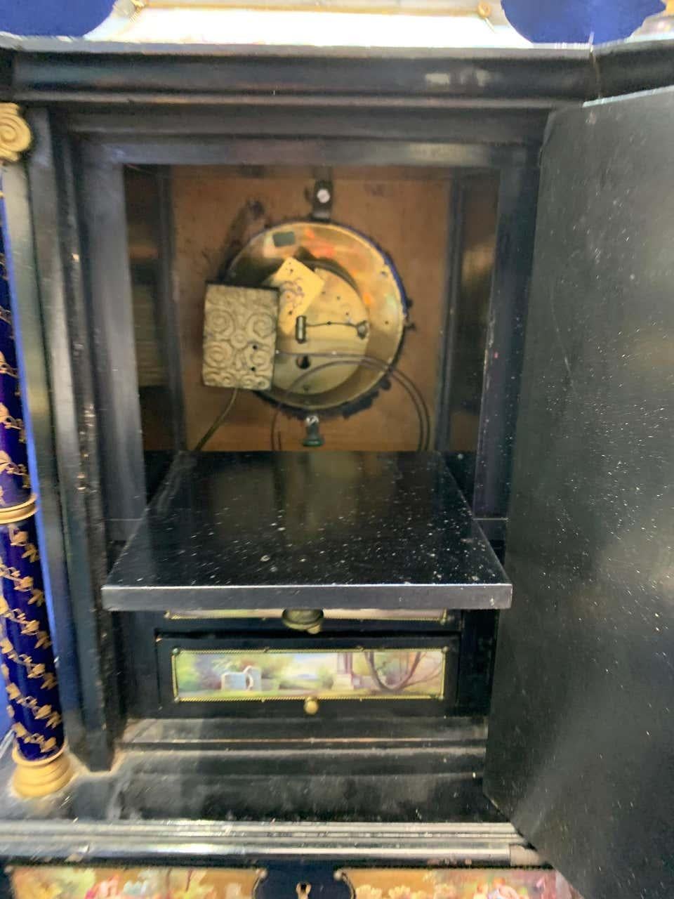 Table d'horloge autrichienne en argent doré, bois et émail Bon état - En vente à New York, NY
